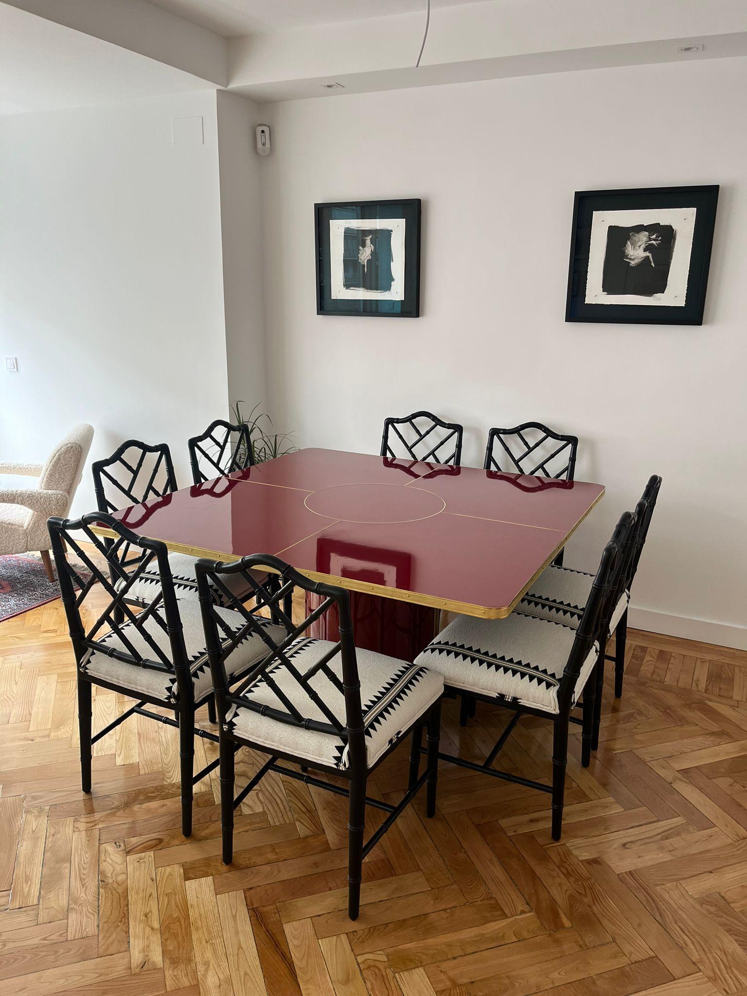 https://a.1stdibscdn.com/dining-table-with-pedestal-high-gloss-laminate-with-brass-marquetry-size-l-for-sale-picture-4/f_40561/f_394442521714131664738/653d6e7f_e186_4252_b75d_fd84908cf733_master.jpg