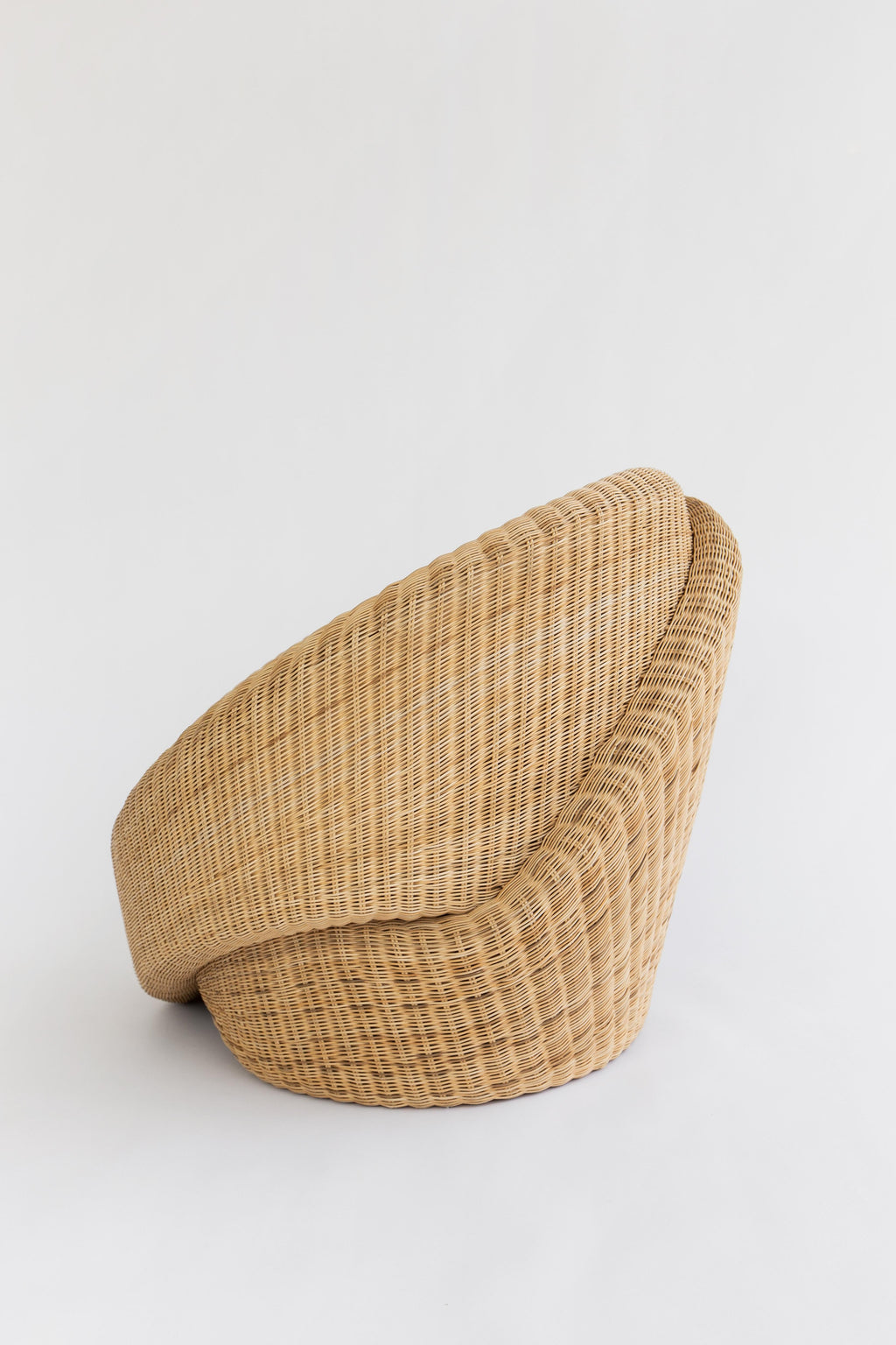 https://a.1stdibscdn.com/rattan-indoor-outdoor-armchair-and-footrest-ottoman-cushions-in-sunbrella-for-sale-picture-3/f_21743/f_71159831559232944565/67neastudio_19_copy_master.jpg