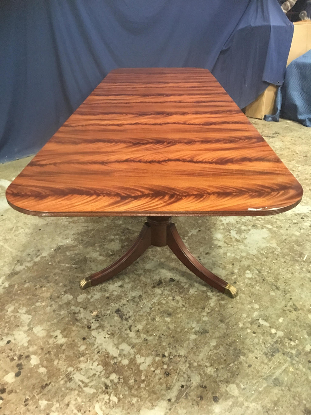 https://a.1stdibscdn.com/custom-leighton-hall-traditional-mahogany-pedestal-dining-table-for-sale-picture-5/f_44162/f_15299941/68441E87_C155_4659_9223_1561986188407_master.jpeg