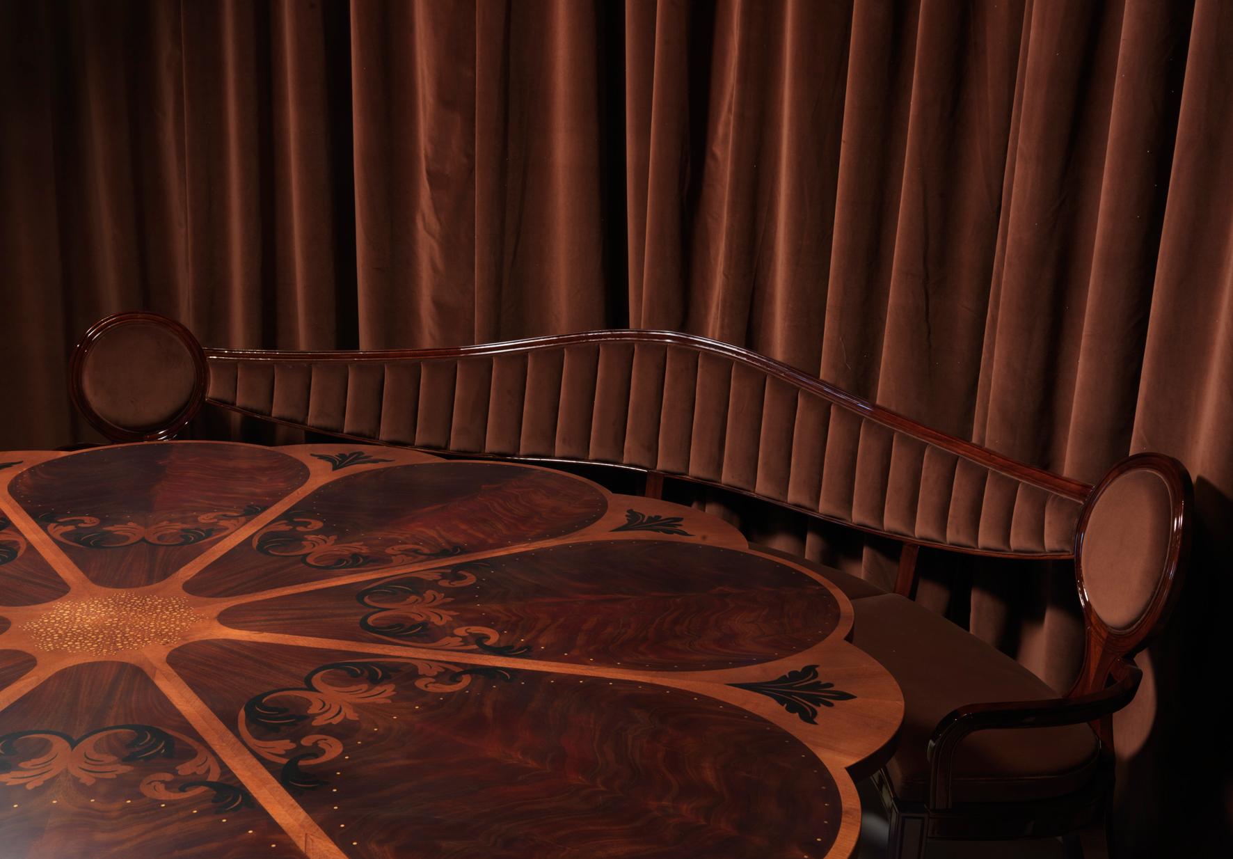 https://a.1stdibscdn.com/english-rose-dining-table-in-solid-mahogany-wood-with-inlayed-top-and-brass-for-sale-picture-6/f_46131/f_245197521626276845030/6900_English_Rose_6901_Circle_Bow_dettagli_master.jpg