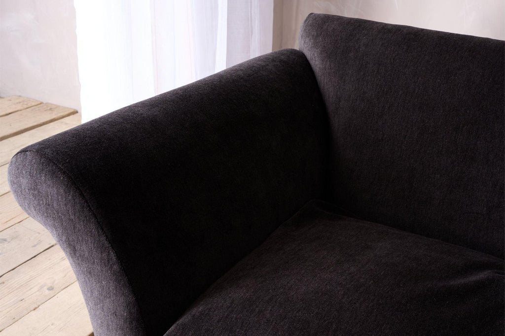 https://a.1stdibscdn.com/the-roskrow-sofa-for-sale-picture-6/f_68092/f_404216221719852533365/6_TRIALBEDROOM6131_master.jpeg