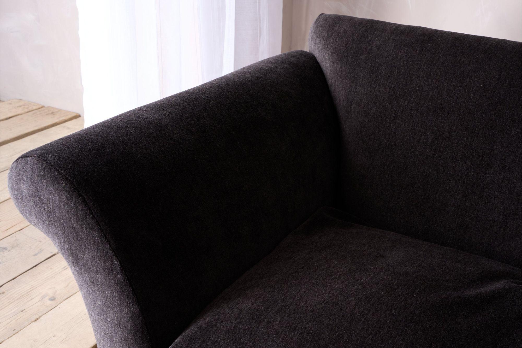 https://a.1stdibscdn.com/the-roskrow-sofa-for-sale-picture-6/f_68092/f_404216221719852533365/6_TRIALBEDROOM6131_master.jpeg