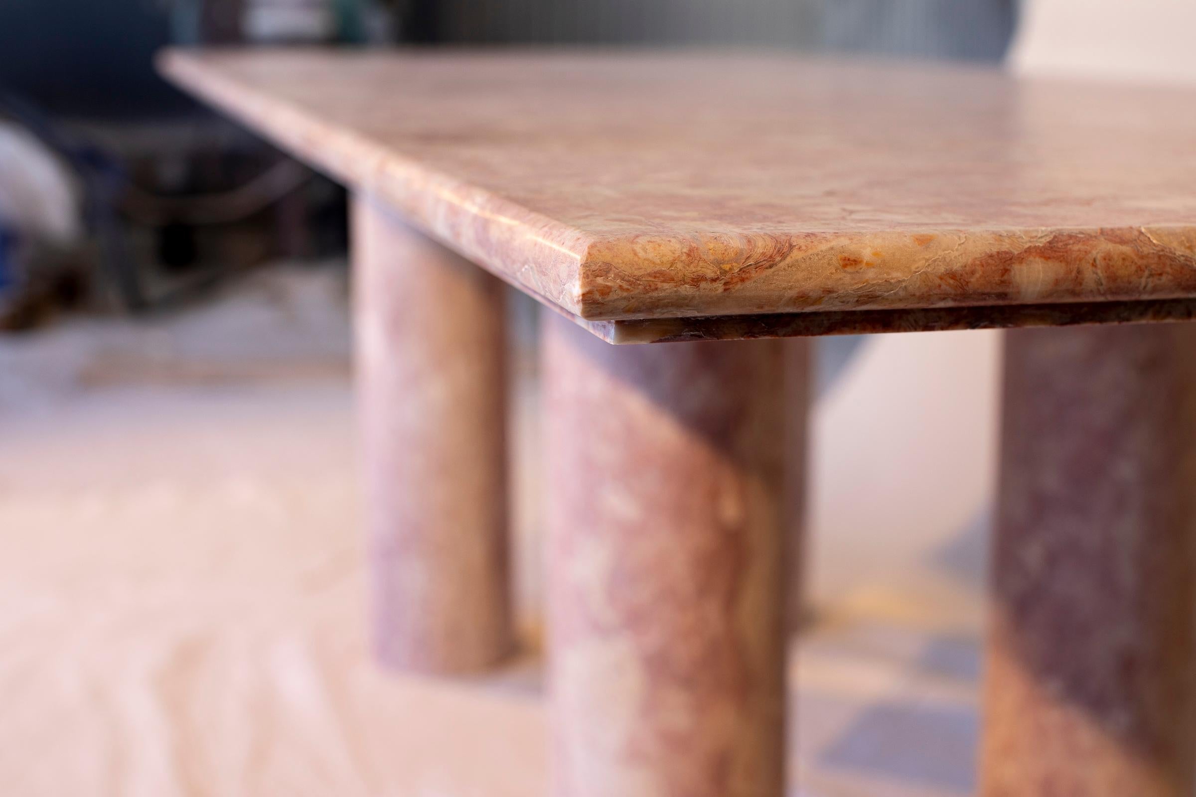 https://a.1stdibscdn.com/large-bellini-style-rectangle-dining-table-in-portuguese-travertine-for-sale-picture-5/f_80522/f_437188421740043113452/6_Table_Top_Edge_Detail_master.jpg