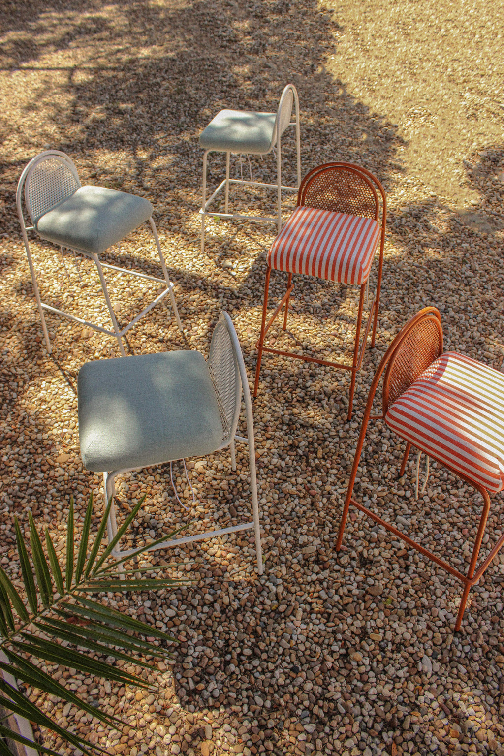 https://a.1stdibscdn.com/contemporary-riviera-bar-chair-in-lacquered-mint-metal-for-outdoors-for-sale-picture-4/f_40973/f_468955221759416676801/6_master.jpg