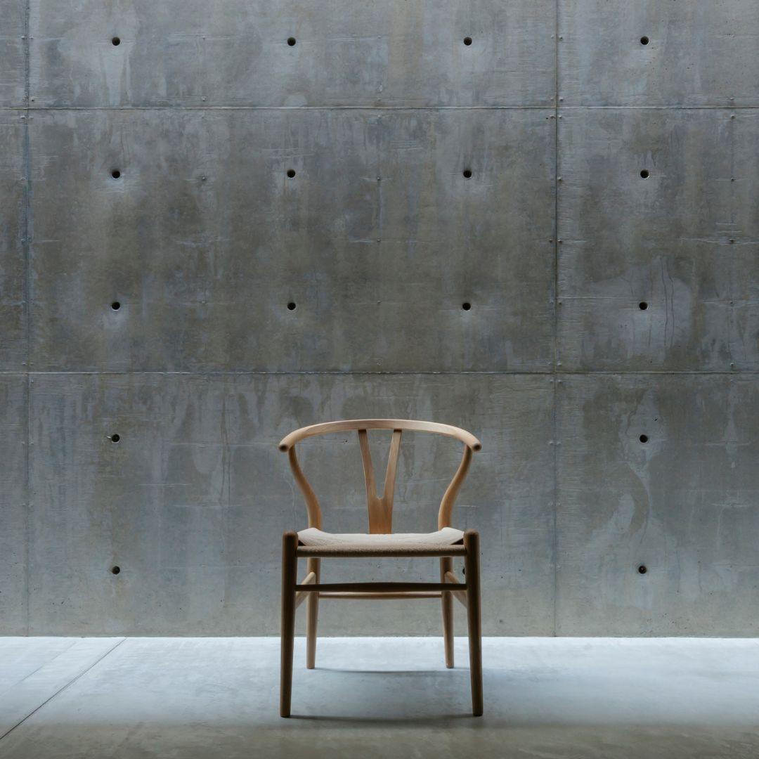 https://a.1stdibscdn.com/hans-j-wegner-ch24-wishbone-chair-in-oak-and-oil-for-carl-hansen-son-for-sale-picture-3/f_14472/f_316705521670637257113/6_master.jpg