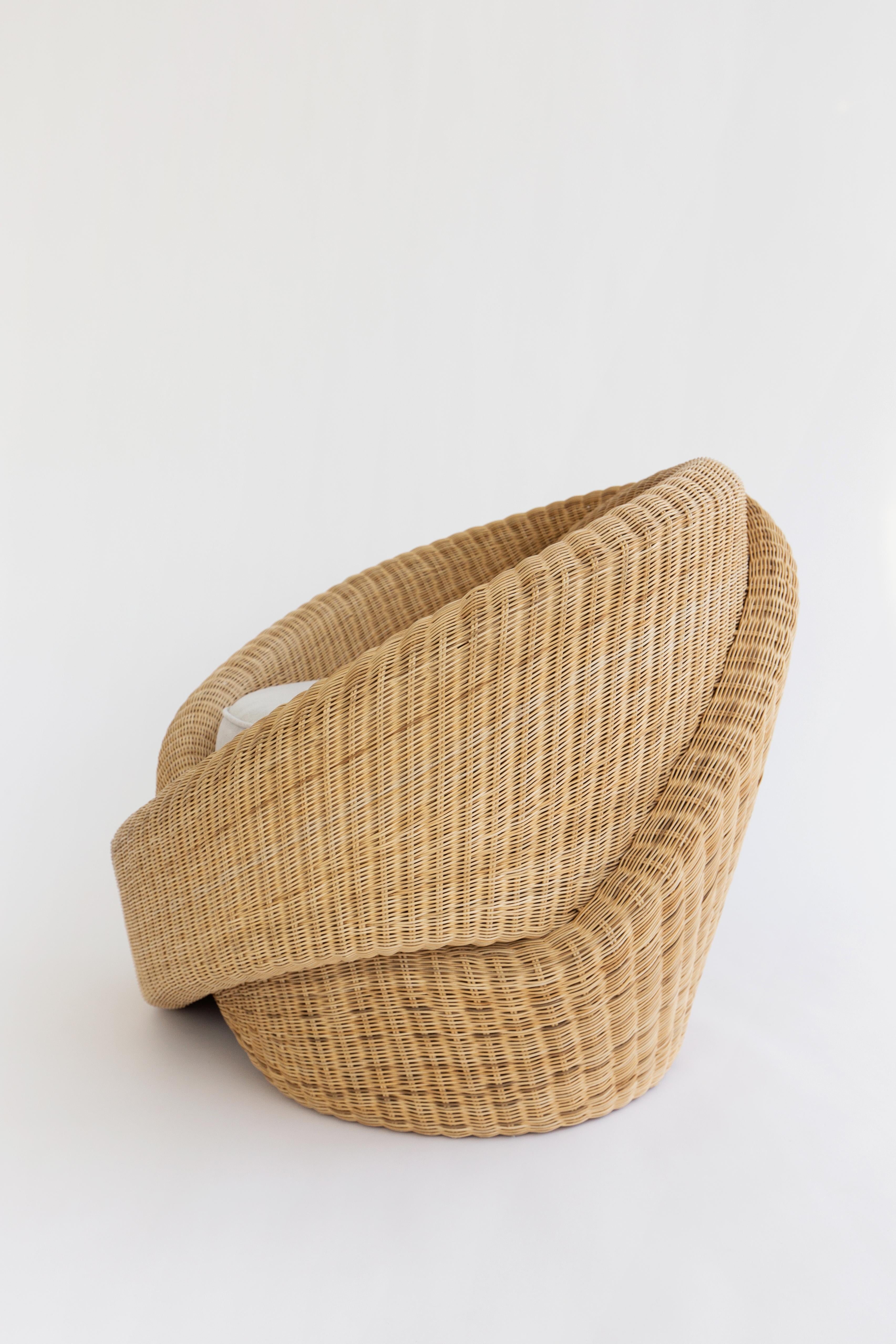 https://a.1stdibscdn.com/polyethylene-waterproof-rattan-outdoor-indoor-knotty-armchair-with-pillow-for-sale-picture-9/f_21743/f_224569921759079919509/6_master.jpg