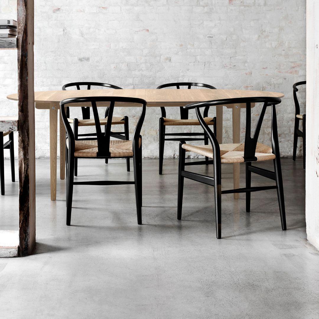 https://a.1stdibscdn.com/hans-j-wegner-ch24-wishbone-chair-in-oak-black-paint-for-carl-hansen-son-for-sale-picture-2/f_14472/f_317020921670875087721/6_master.jpg