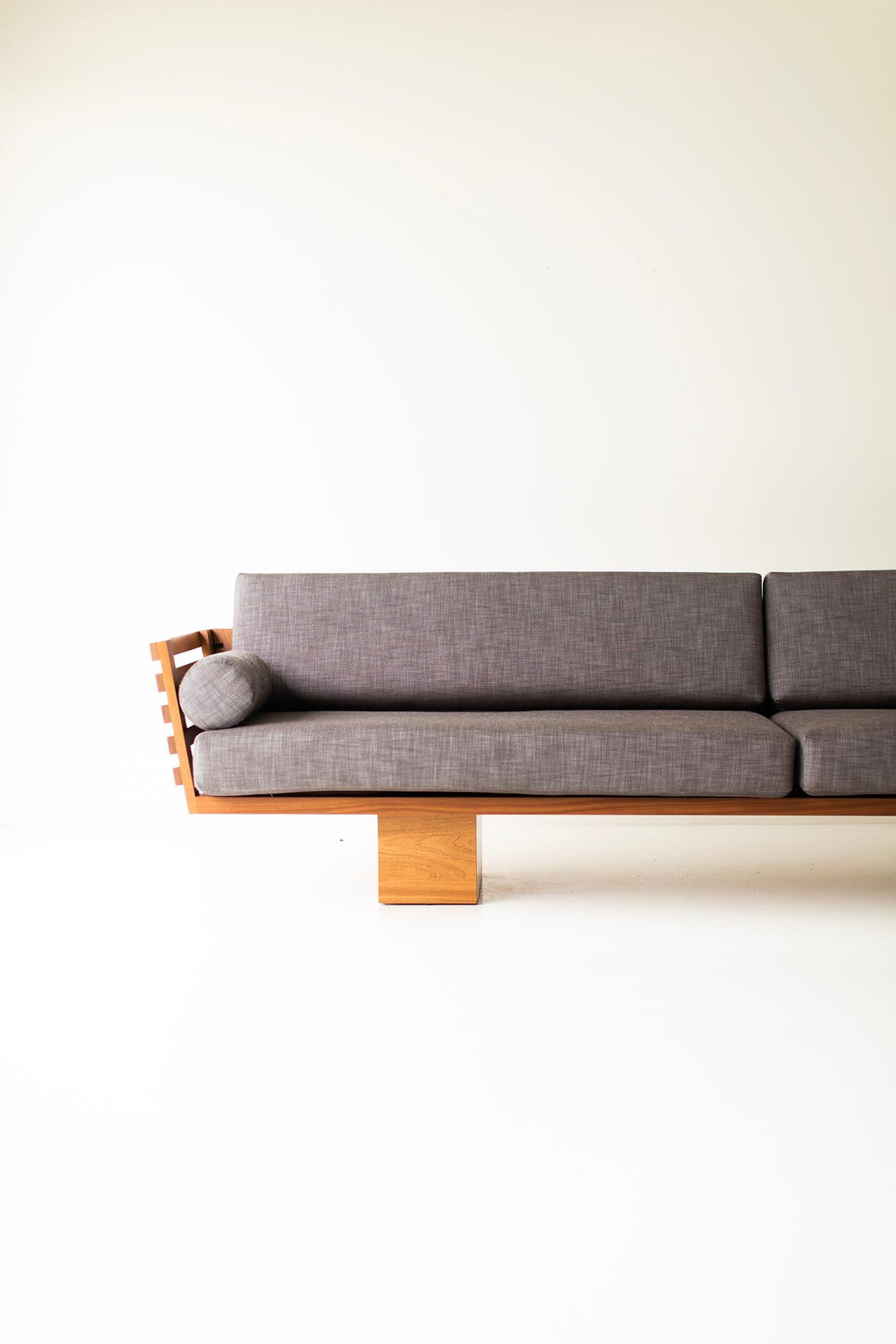 https://a.1stdibscdn.com/large-outdoor-slatted-suelo-sofa-for-sale-picture-4/f_9720/f_363717821696275703455/73573469_outdoor_slatted_sofa_30410562_master.jpg