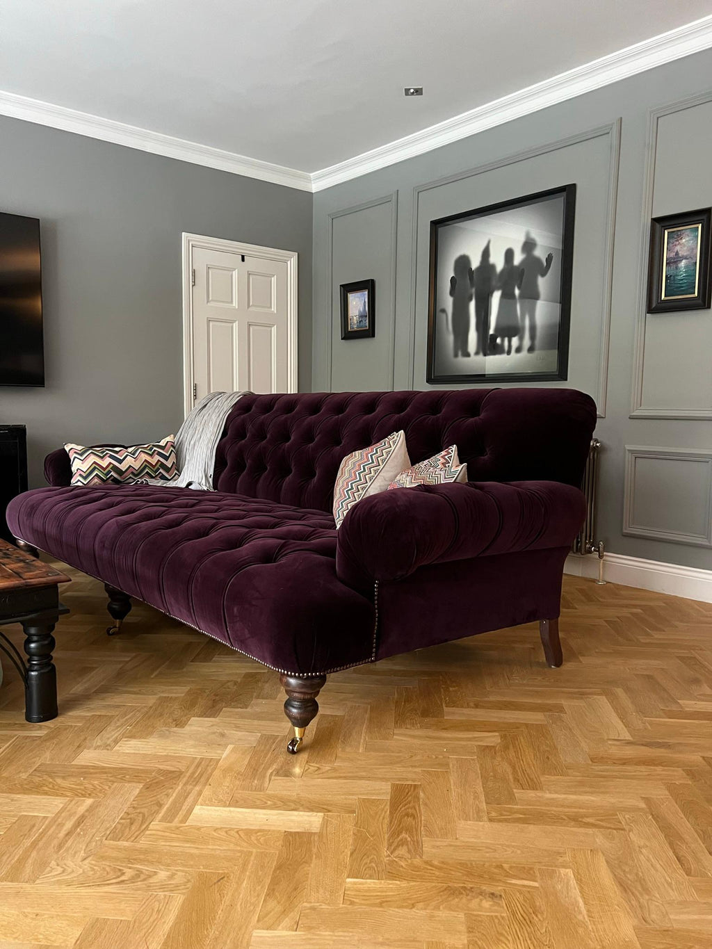 https://a.1stdibscdn.com/our-signature-robinson-fully-buttoned-tufted-sofa-for-sale-picture-4/f_79732/f_323197421674241729726/75E73108_A254_423E_8445_AF47AC1C8B76_master.jpeg
