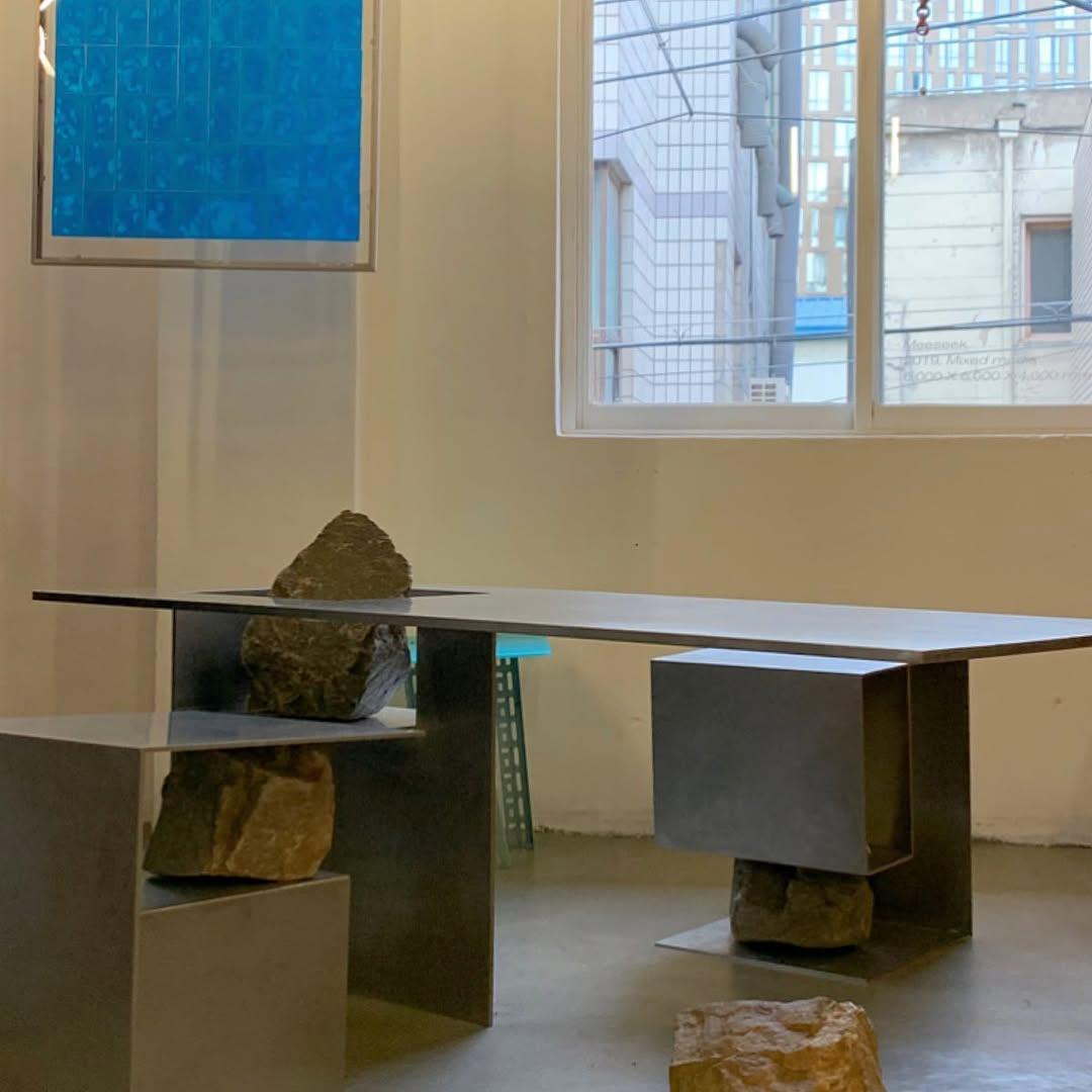 https://a.1stdibscdn.com/contemporary-block-form-stainless-steel-table-with-natural-stone-by-lee-sisan-for-sale-picture-15/f_12192/f_380117421745563819526/76958428_1012321689135481_5990952452324178882_n_master.jpg