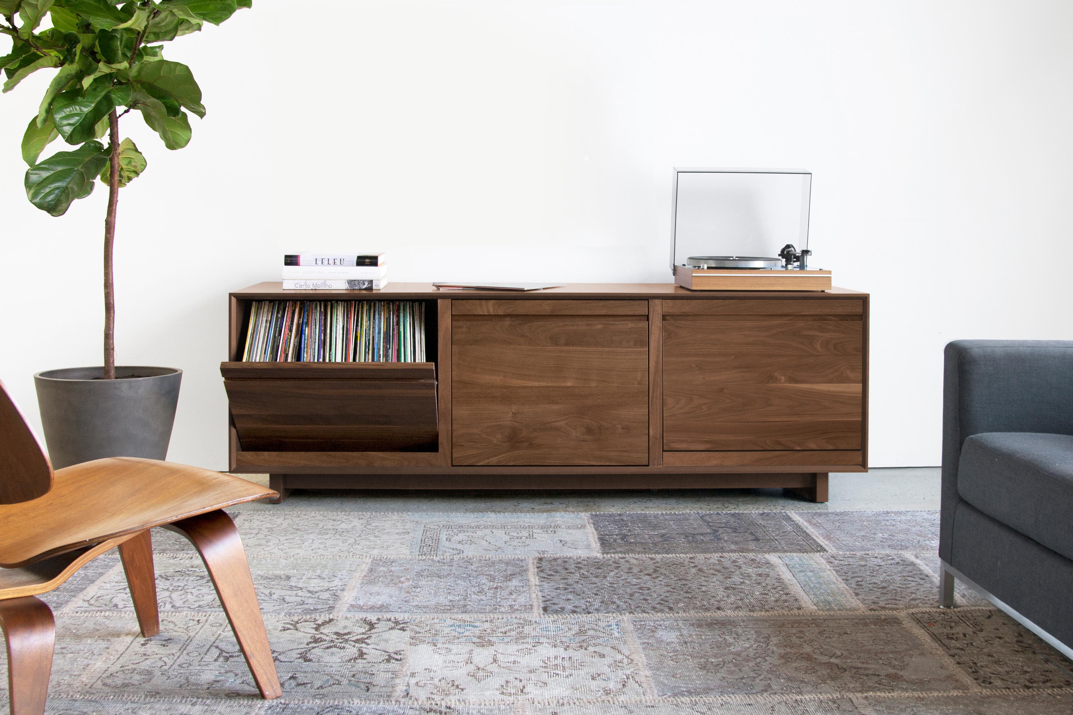 https://a.1stdibscdn.com/modern-lp-media-console-entertainment-cabinet-for-sale-picture-5/f_27523/f_77631831566312045614/76_Inch_Aero_LPDRLP_master.jpg