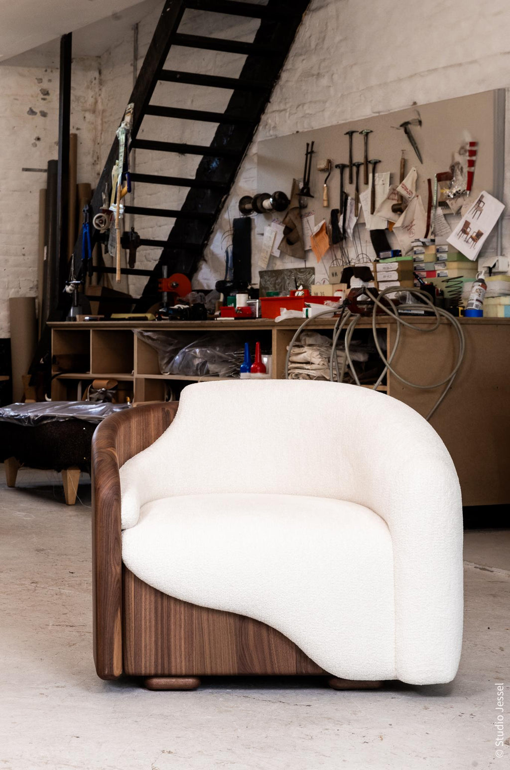 https://a.1stdibscdn.com/bruder-snow-armchair-by-guillaume-chevalier-for-sale-picture-6/f_12192/f_423599521731949546423/7_Ecume_armchair_Guillaume_Chevalier_HD__master.jpg