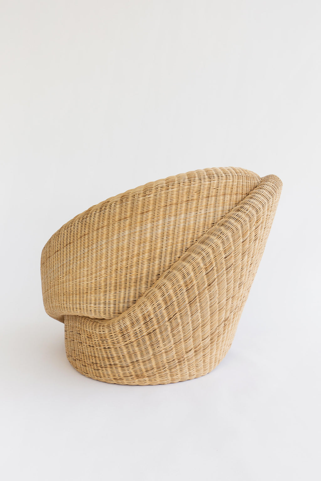 https://a.1stdibscdn.com/white-polyethylene-waterproof-rattan-outdoor-indoor-knotty-armchair-with-pillow-for-sale-picture-7/f_21743/f_224569921759079698569/7_master.jpg