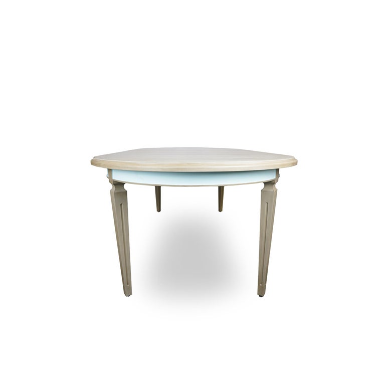 https://a.1stdibscdn.com/french-style-dining-table-with-2-leaf-extensions-for-sale-picture-7/f_21233/1626959924350/7_master.jpg?width=768