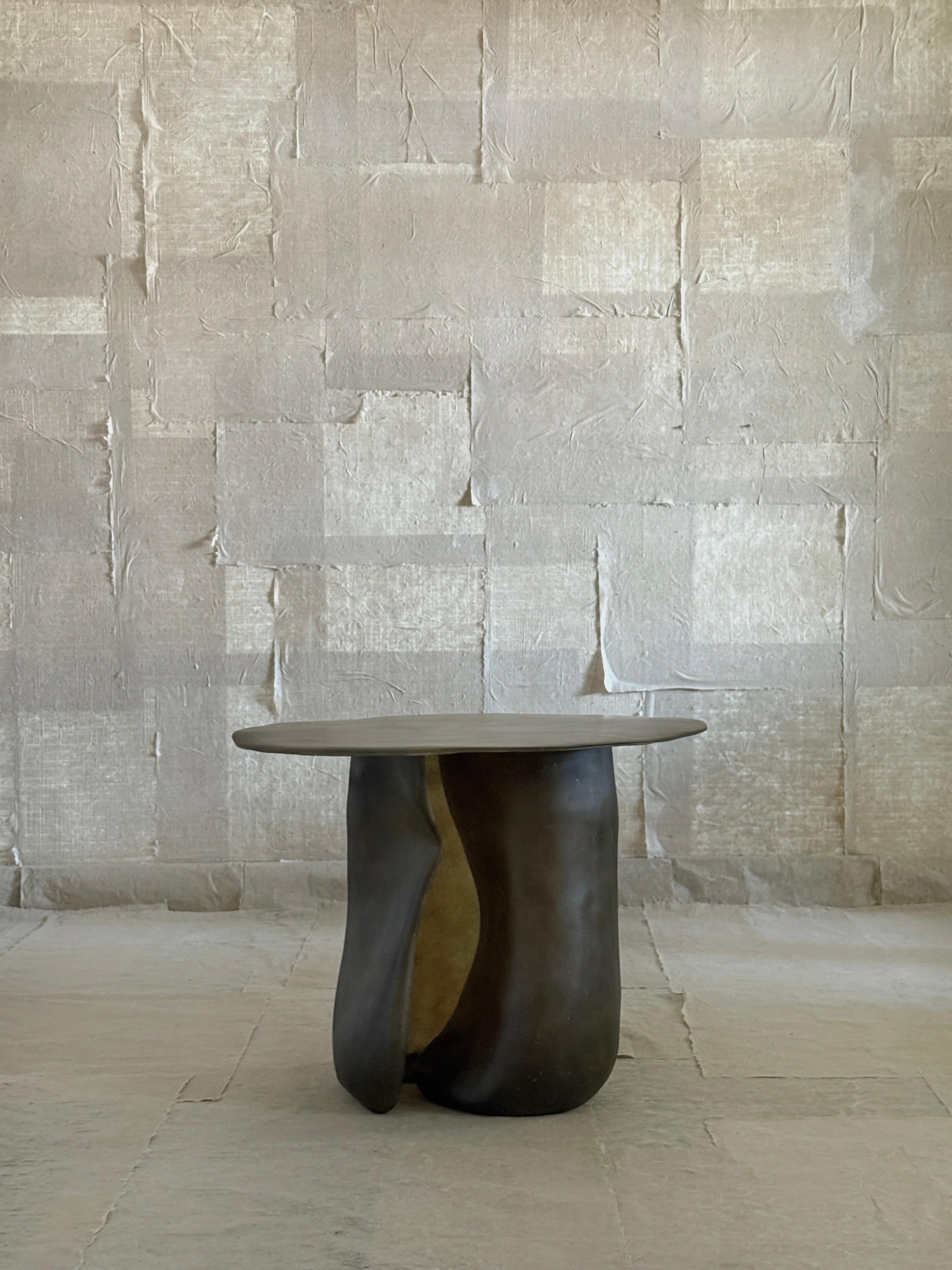 https://a.1stdibscdn.com/moss-brown-formless-fiberglass-round-table-by-kar-for-sale-picture-3/f_12192/f_476237721763592758669/845CD6B4_5886_444C_828B_720B9E6833FB_4_master.jpg