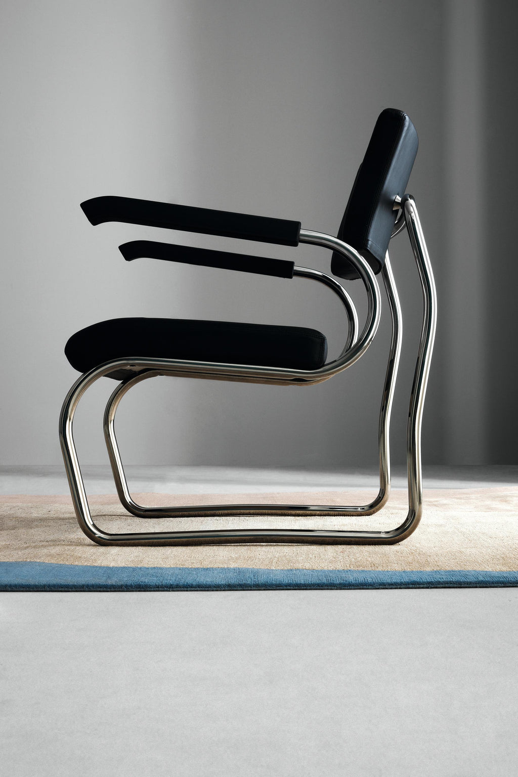 https://a.1stdibscdn.com/zanotta-santelia-armchair-in-black-leather-with-stainless-steel-tubular-frame-for-sale-picture-2/22569652/f_288739621653896557053/850_1IG01_master.jpg