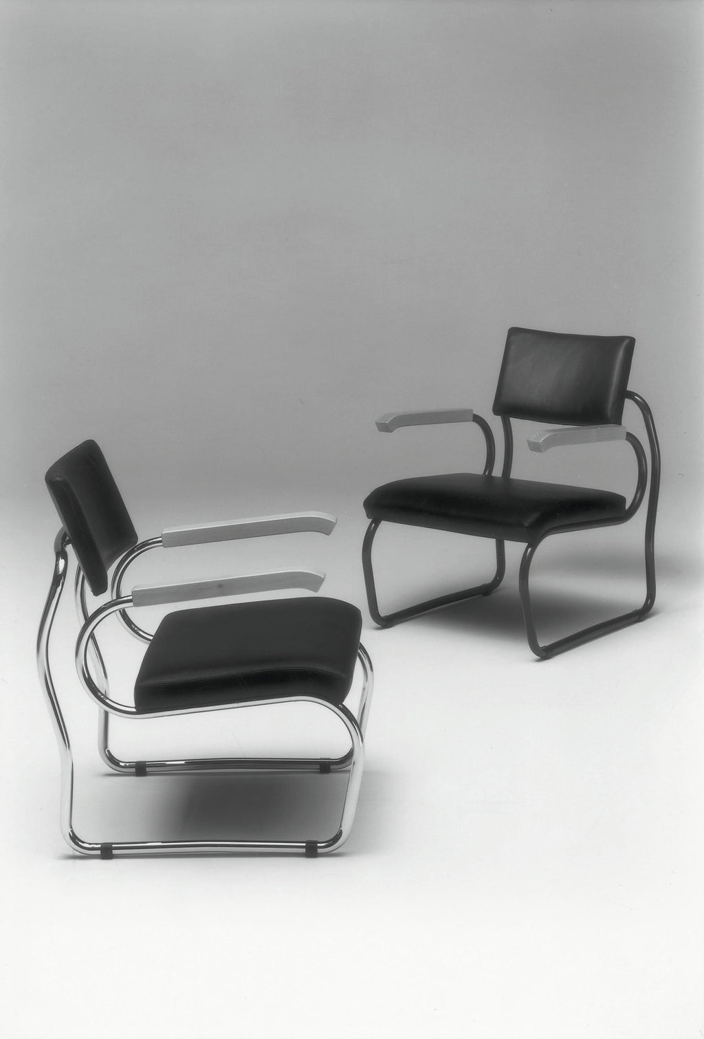 https://a.1stdibscdn.com/zanotta-santelia-armchair-in-black-leather-with-stainless-steel-tubular-frame-for-sale-picture-3/22569652/f_288739621653896566711/850_2IG01_master.jpg