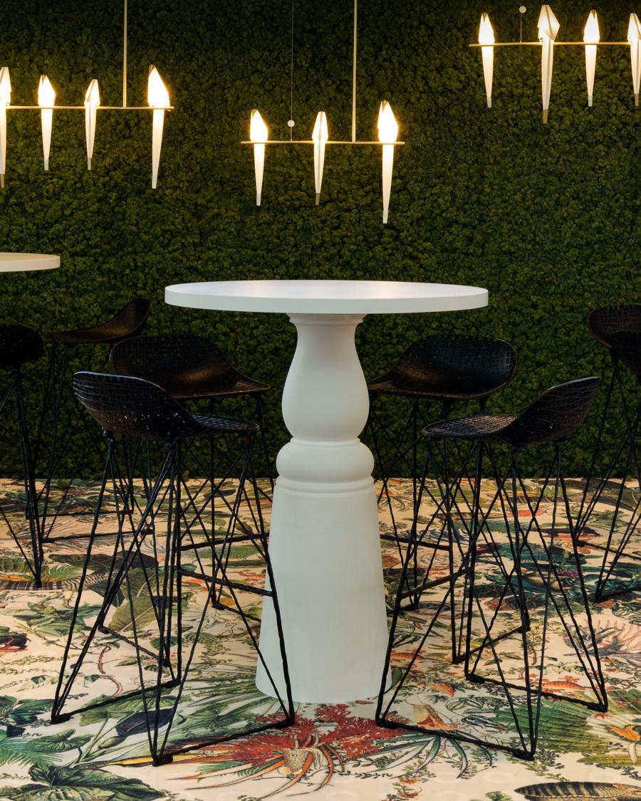https://a.1stdibscdn.com/moooi-container-140-small-round-dinning-table-with-white-oak-top-for-sale-picture-3/22569652/f_268037521641549617496/8718282334714_8718282334738_1__master.jpg