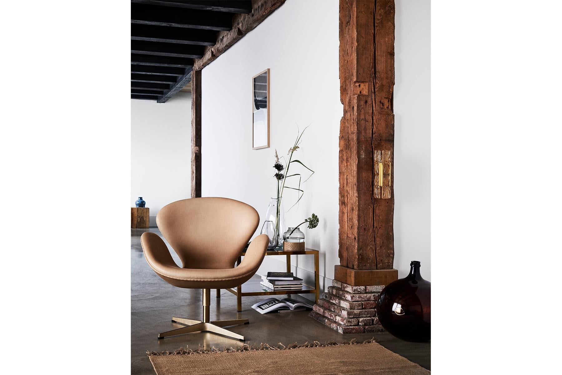 https://a.1stdibscdn.com/arne-jacobsen-model-3320-swan-leather-for-sale-picture-7/f_13532/f_233875221618477047336/8778_Swan_60th_anniversary_edition_master.jpg