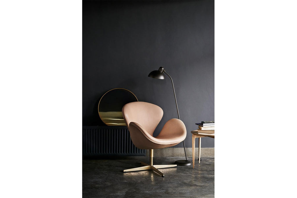 https://a.1stdibscdn.com/arne-jacobsen-model-3320-swan-leather-for-sale-picture-9/f_13532/f_233875221618477054627/8779_Swan_60th_anniversary_edition_master.jpg