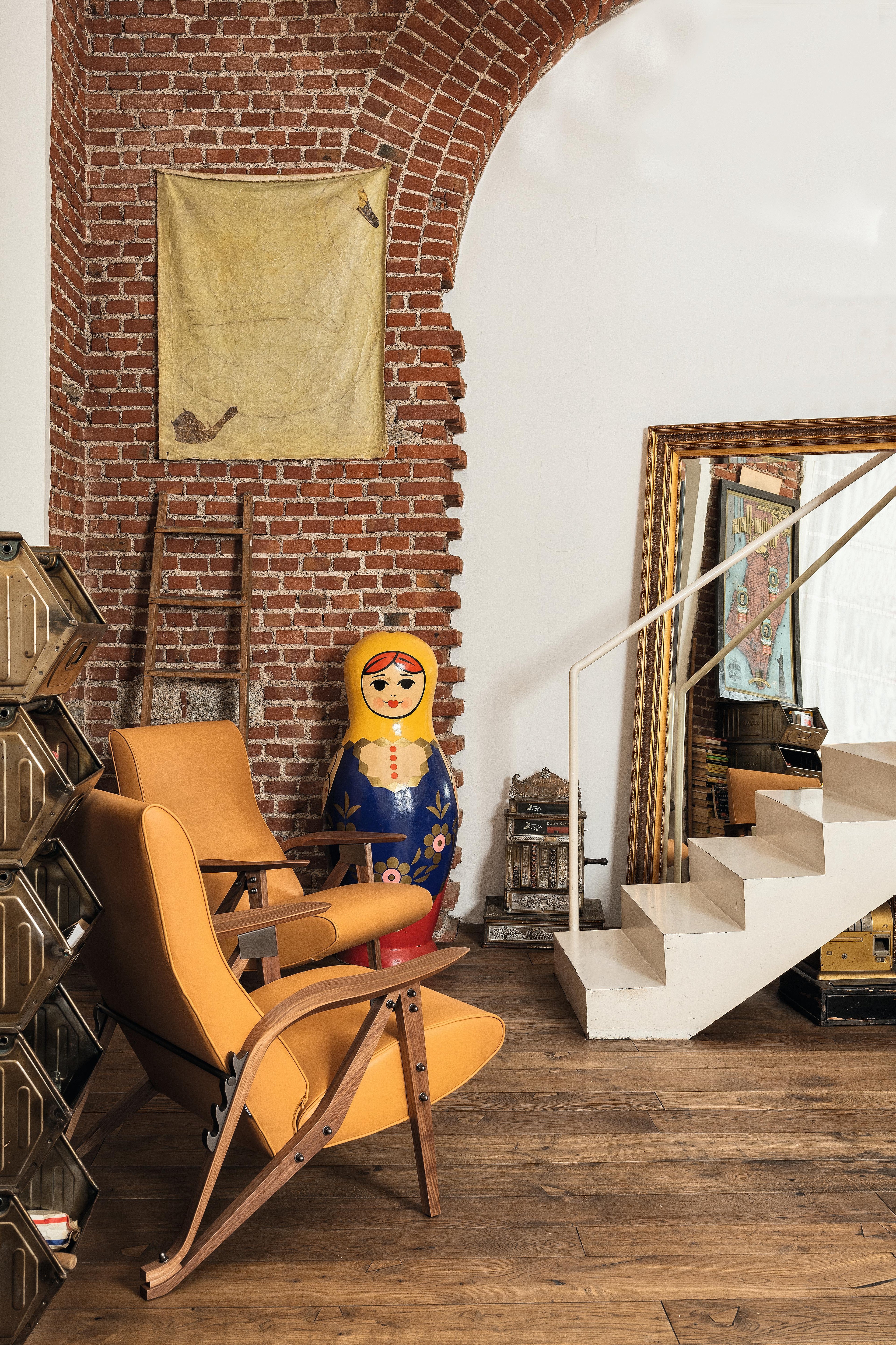 https://a.1stdibscdn.com/zanotta-gilda-cm-armchair-in-blue-upholstery-with-canaletto-walnut-frame-for-sale-picture-7/22569652/f_288370721653633789799/888CM_1IG01_Extra0414_noce_1__master.jpg