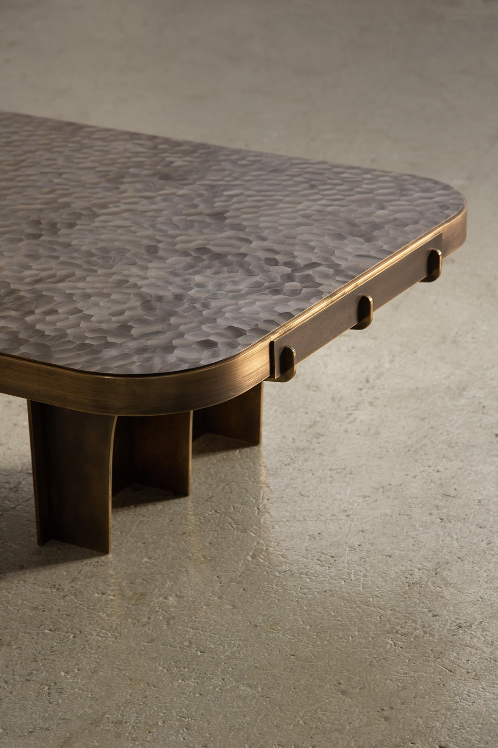 https://a.1stdibscdn.com/rib-coffee-table-sculpted-patinated-brass-for-sale-picture-4/f_25883/f_454076821749632560944/888_Wilton_Mews_Coffee_Table_04_master.jpg