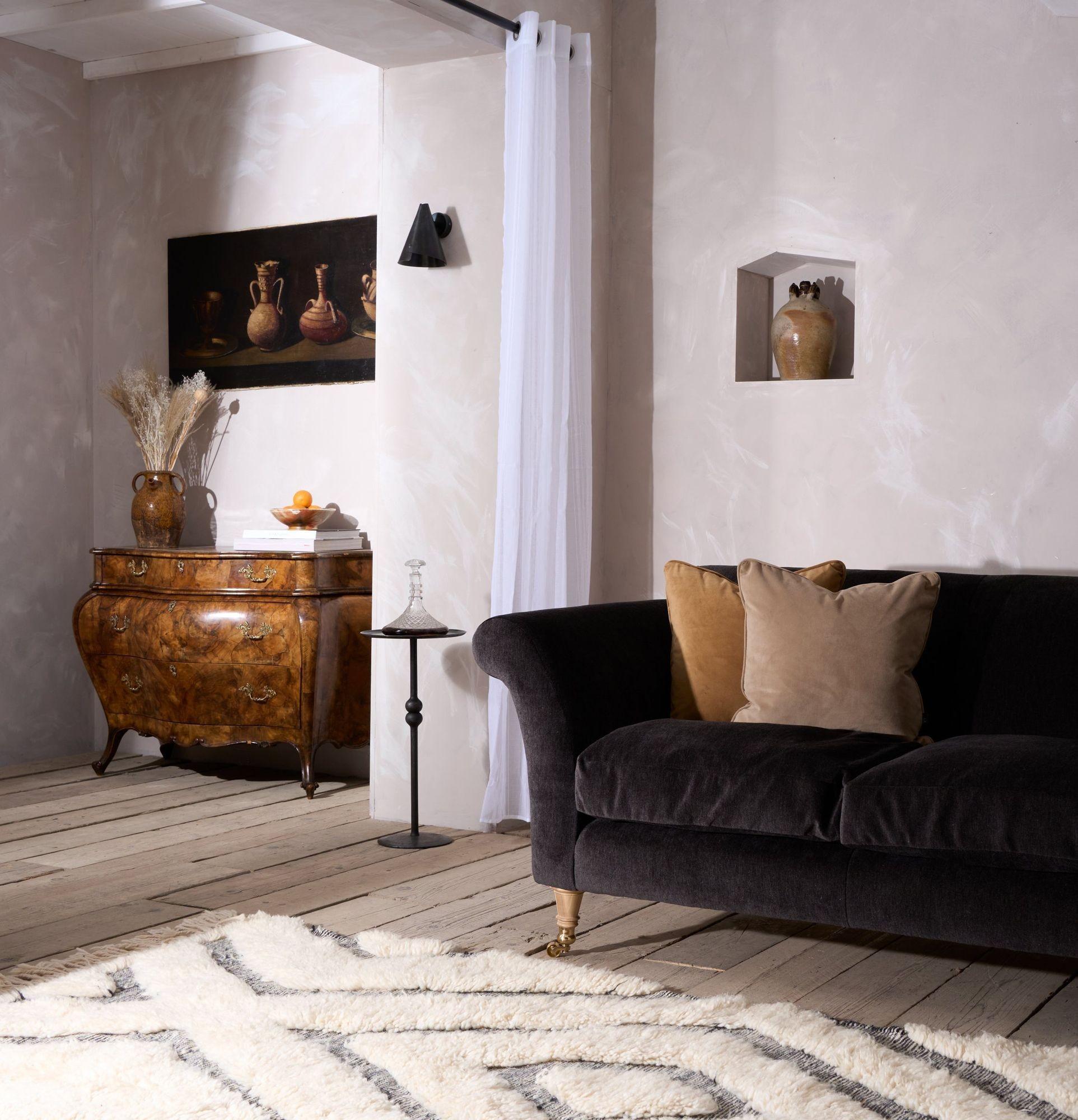 https://a.1stdibscdn.com/the-roskrow-sofa-for-sale-picture-8/f_68092/f_404216221719852534119/8_TRIALBEDROOM6188_master.jpeg