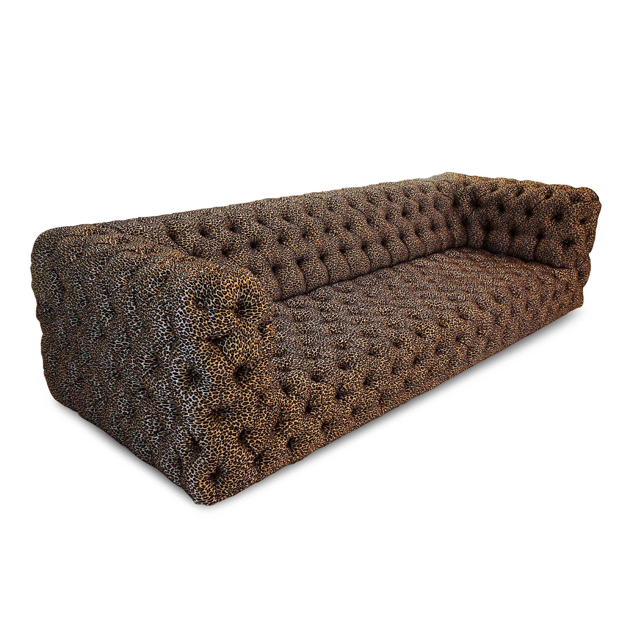 https://a.1stdibscdn.com/tufted-leopard-print-sofa-for-sale-picture-3/f_21233/1621350937473/8_master.jpg