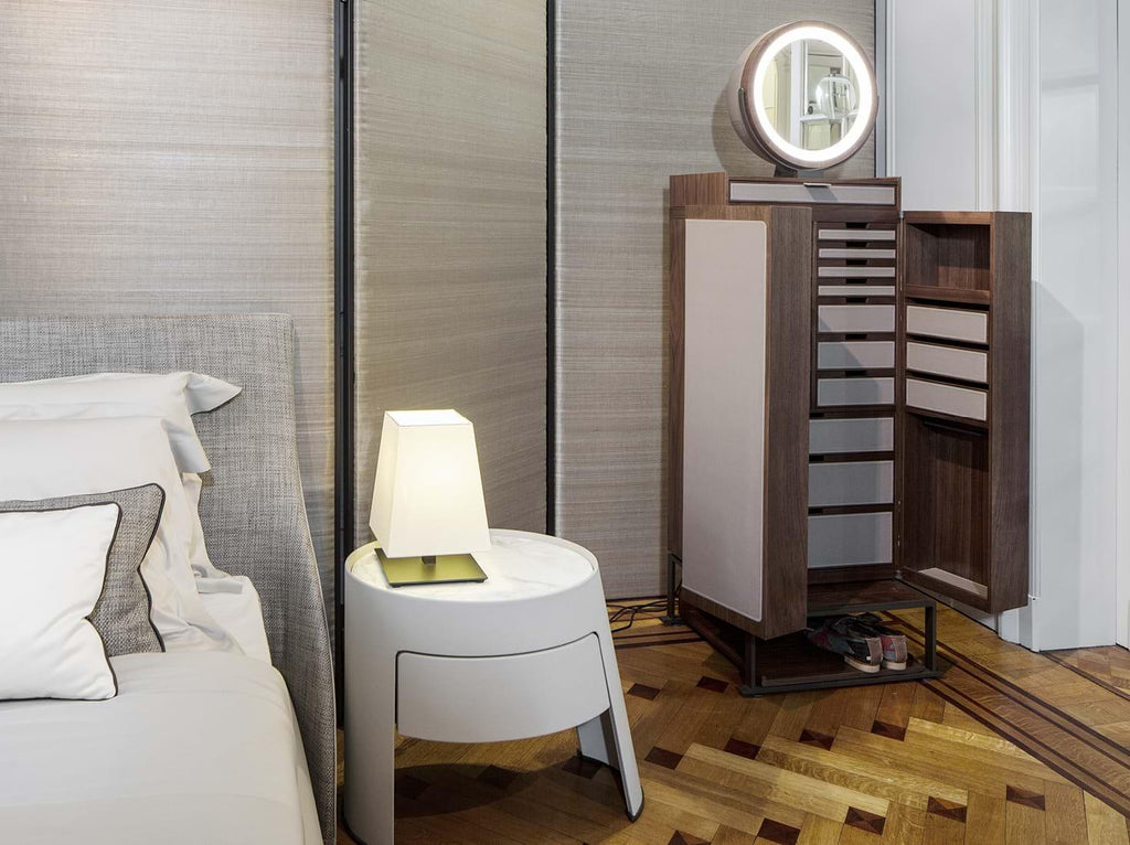 https://a.1stdibscdn.com/oro-cabinet-with-mirror-by-giorgetti-for-sale-picture-4/f_27783/f_187116421586883991679/941_z_EDITORIAL_oro_01_master.jpg