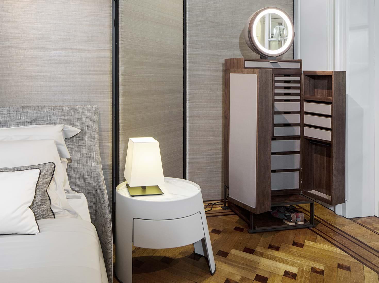 https://a.1stdibscdn.com/oro-cabinet-with-mirror-by-giorgetti-for-sale-picture-4/f_27783/f_187116421586883991679/941_z_EDITORIAL_oro_01_master.jpg