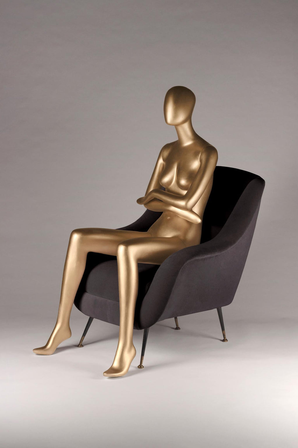 https://a.1stdibscdn.com/mid-century-style-italian-lounge-chair-black-for-sale-picture-4/f_28683/f_156472421570282970830/986F7323_3AAD_4A82_A952_CC9F52AD3CA6_master.jpeg