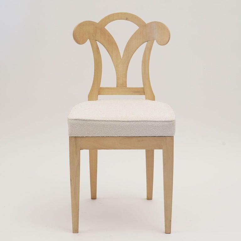 https://a.1stdibscdn.com/eclectica-set-of-8-white-biedermeier-dining-chairs-each-in-different-style-for-sale-picture-10/f_25683/f_461406221754336575890/9_ADX02849_master.jpeg?width=768