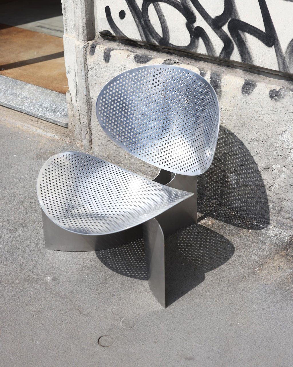 https://a.1stdibscdn.com/r400-perforated-chair-in-silver-polished-aluminum-by-arno-hoogland-for-sale-picture-2/f_12192/f_489596221771950749189/A1F8A4684_master.jpg