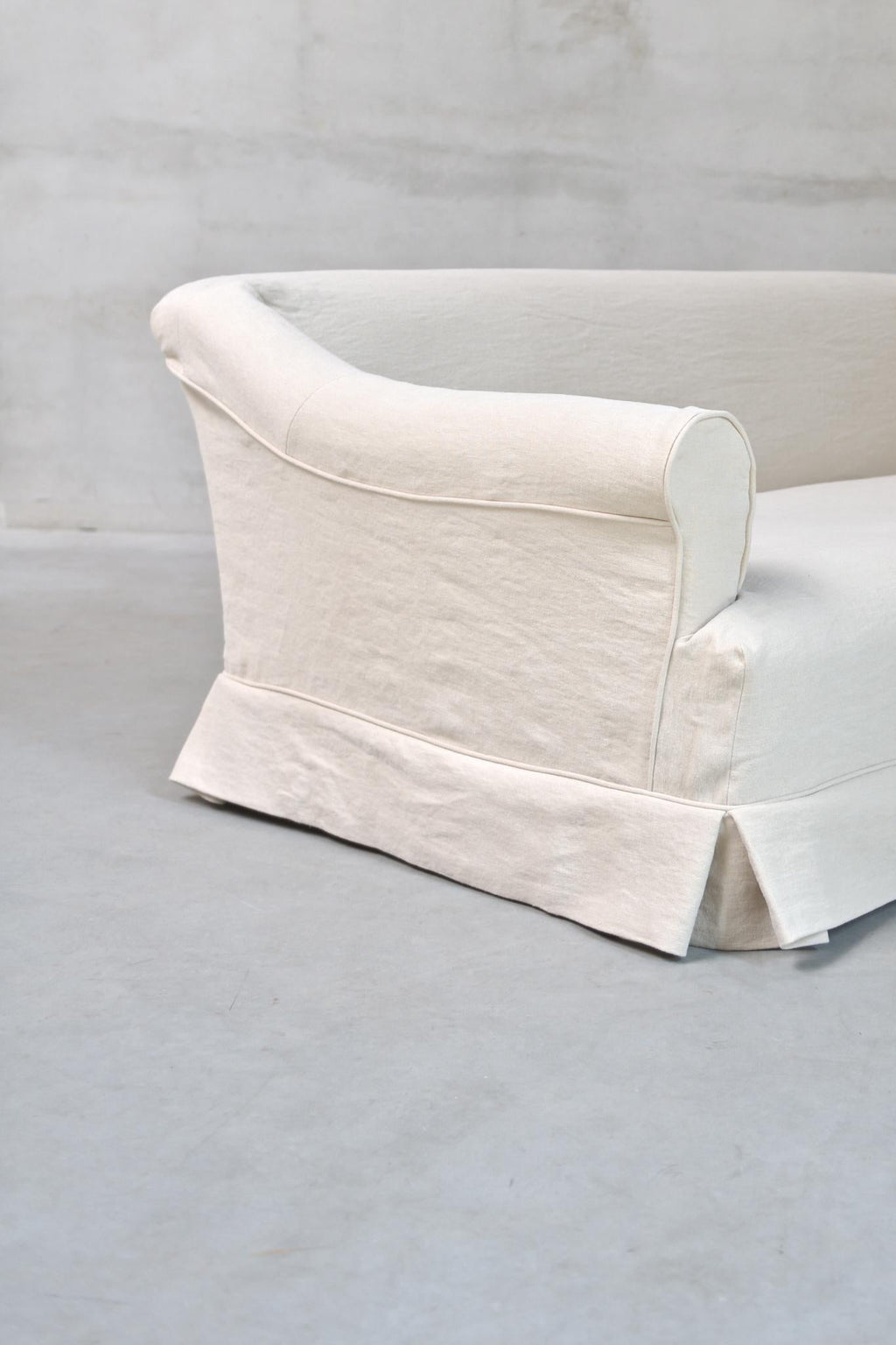 https://a.1stdibscdn.com/sophie-sofa-by-am-designs-for-sale-picture-2/f_102622/f_456797021751376480153/ACT_SEA_SOF_10000_1_2_master.jpg