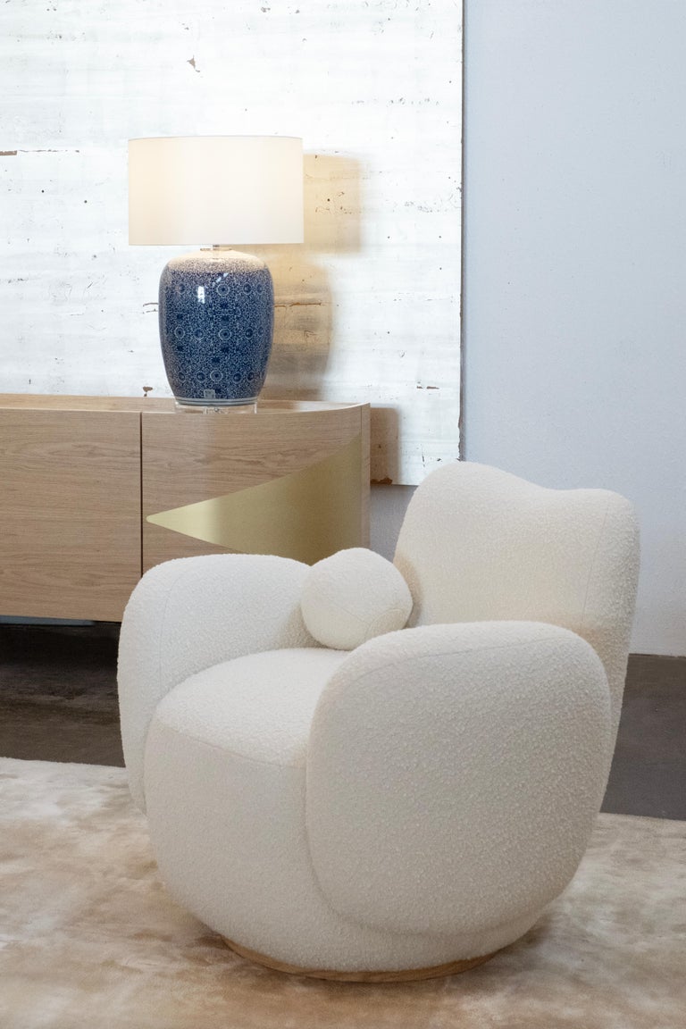 https://a.1stdibscdn.com/contemporary-conchula-armchair-set-of-2-swivel-white-boucle-greenapple-for-sale-picture-4/f_53532/f_453984021749563588978/AMBIENTE_890_3__master.jpg?width=768