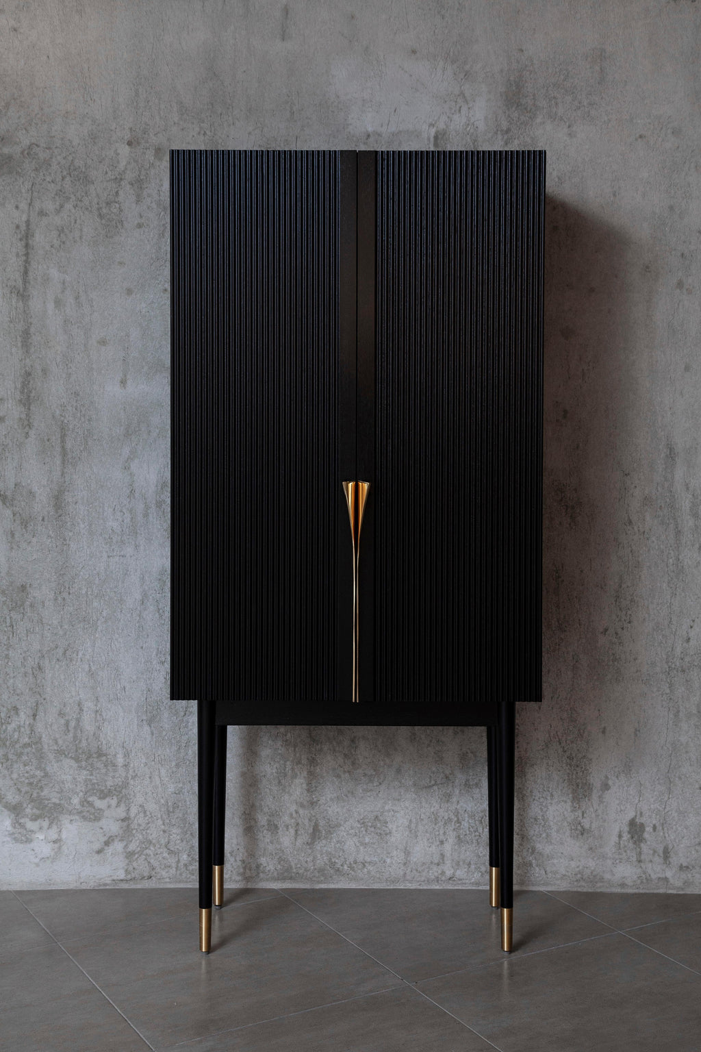 https://a.1stdibscdn.com/perfidia-bar-cabinet-in-solid-wood-with-cast-bronze-details-by-estudio-andean-for-sale-picture-2/f_12192/f_468811321759325683921/ANDEAN_APERACC01_02_CHRISFALCONY_master.jpg