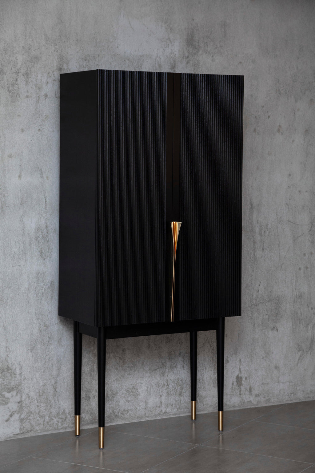 https://a.1stdibscdn.com/perfidia-bar-cabinet-in-solid-wood-with-cast-bronze-details-by-estudio-andean-for-sale-picture-11/f_12192/f_468811321759325745018/ANDEAN_APERACC01_03_CHRISFALCONY_master.jpg
