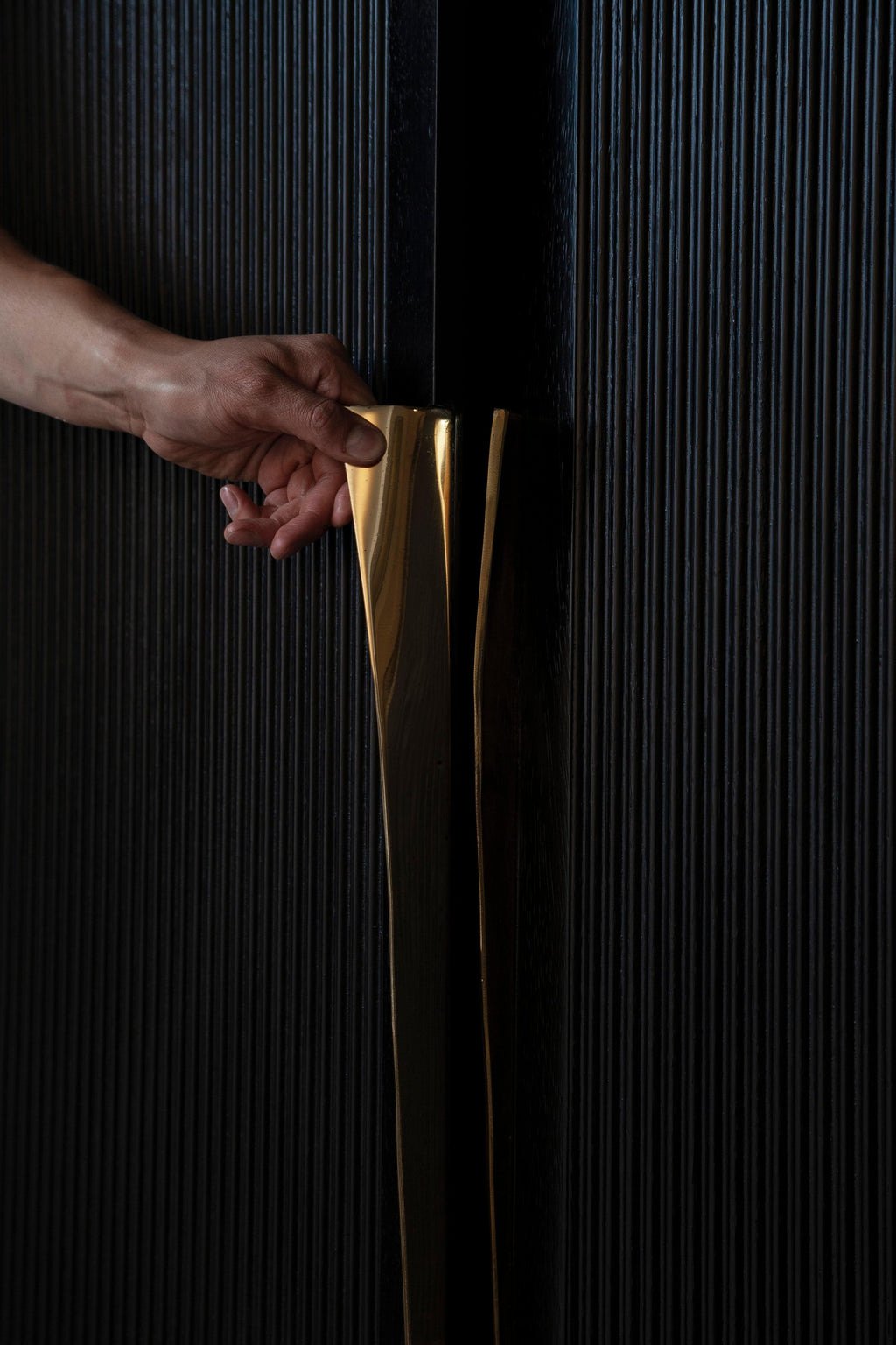 https://a.1stdibscdn.com/perfidia-bar-cabinet-in-solid-wood-with-cast-bronze-details-by-estudio-andean-for-sale-picture-4/f_12192/f_468811321759325681071/ANDEAN_APERACC01_05_CHRISFALCONY_master.jpg