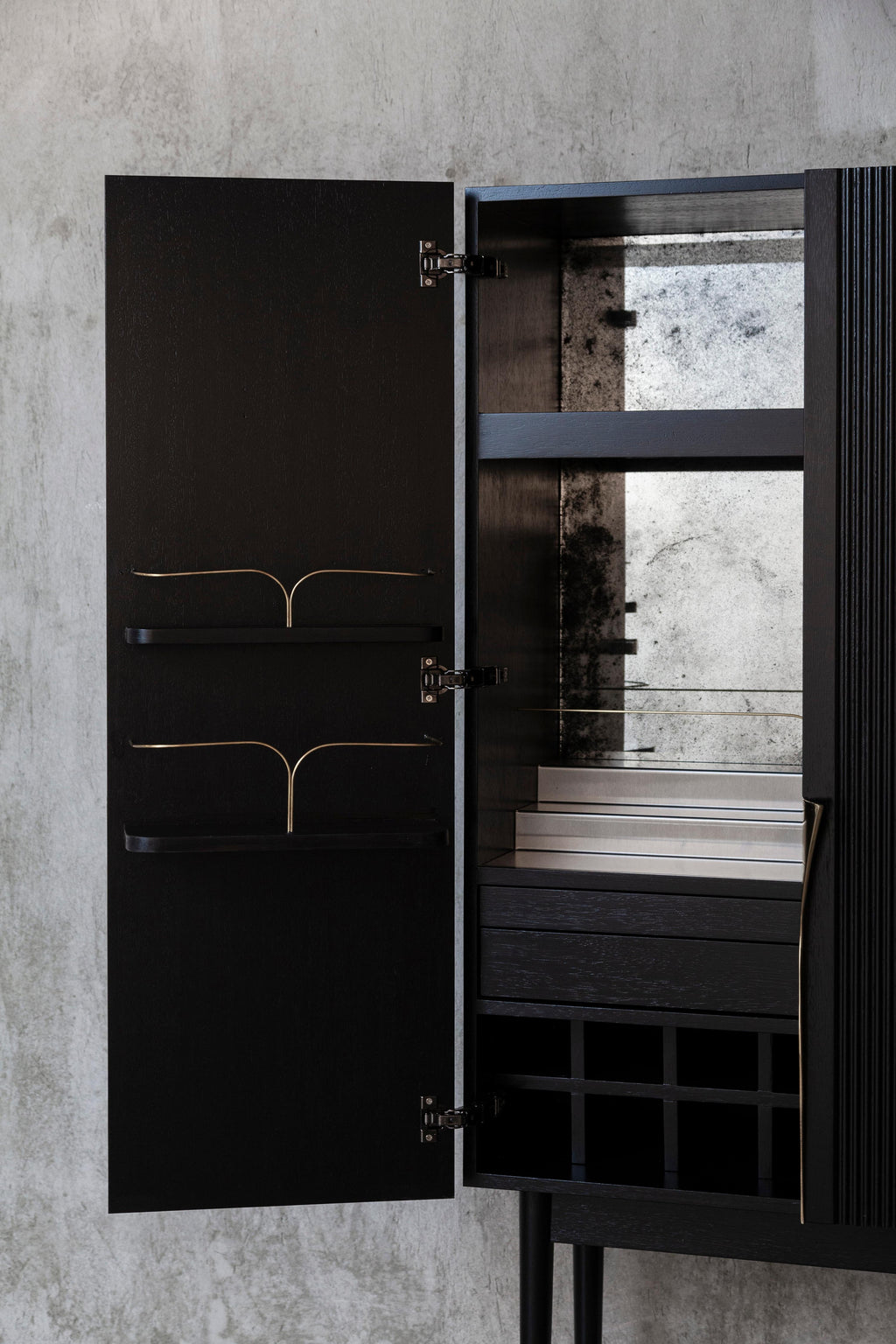 https://a.1stdibscdn.com/perfidia-bar-cabinet-in-solid-wood-with-cast-bronze-details-by-estudio-andean-for-sale-picture-10/f_12192/f_468811321759325683840/ANDEAN_APERACC01_08_CHRISFALCONY_master.jpg