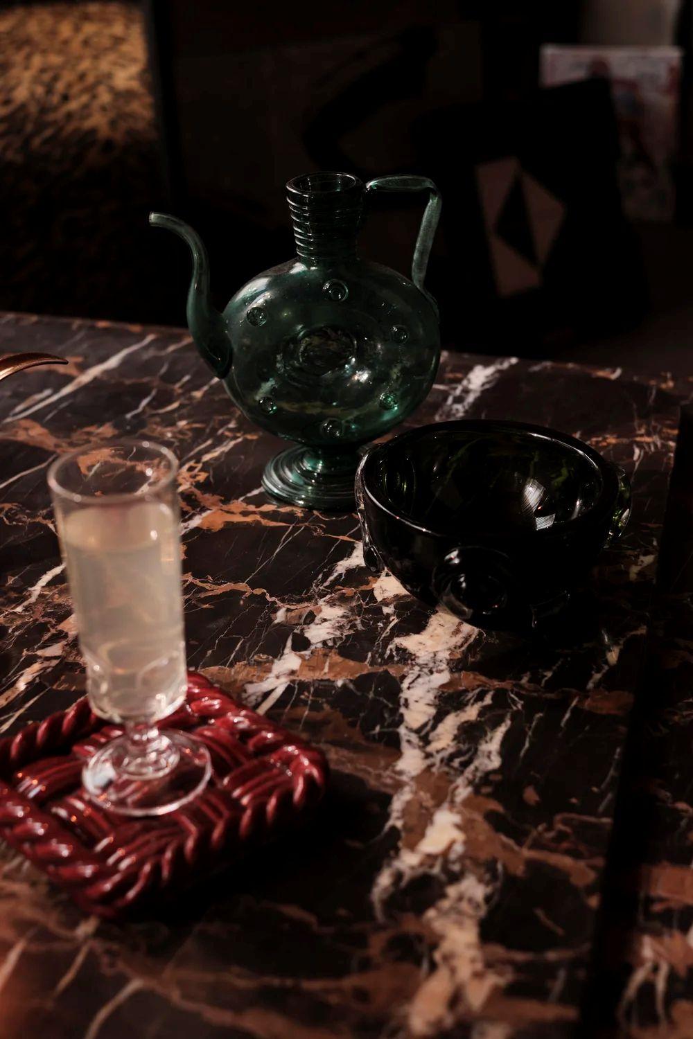 https://a.1stdibscdn.com/black-portoro-marble-coffee-table-for-sale-picture-4/f_107972/f_483592721768578579431/ANDERS_251128_0140_HO_master.jpg