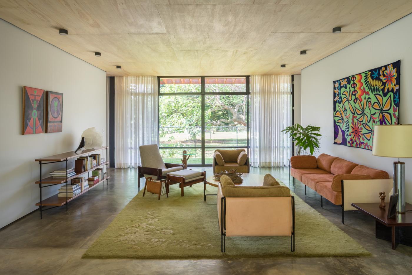 https://a.1stdibscdn.com/contemporary-brazilian-sofa-in-steel-and-leather-sonia-by-samuel-lamas-for-sale-picture-8/f_37403/f_121822131541441808724/_AR_9184_foto_Haruo_Mikami_Baixa_master.jpg