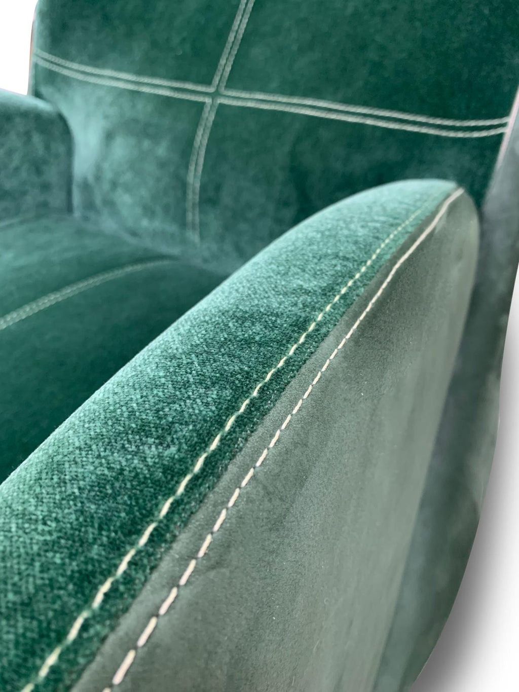 https://a.1stdibscdn.com/modern-wing-chair-upholstered-in-emerald-green-velvet-for-sale-picture-3/f_65442/f_285325421651759160161/AVI_GREEN_3_master.jpg