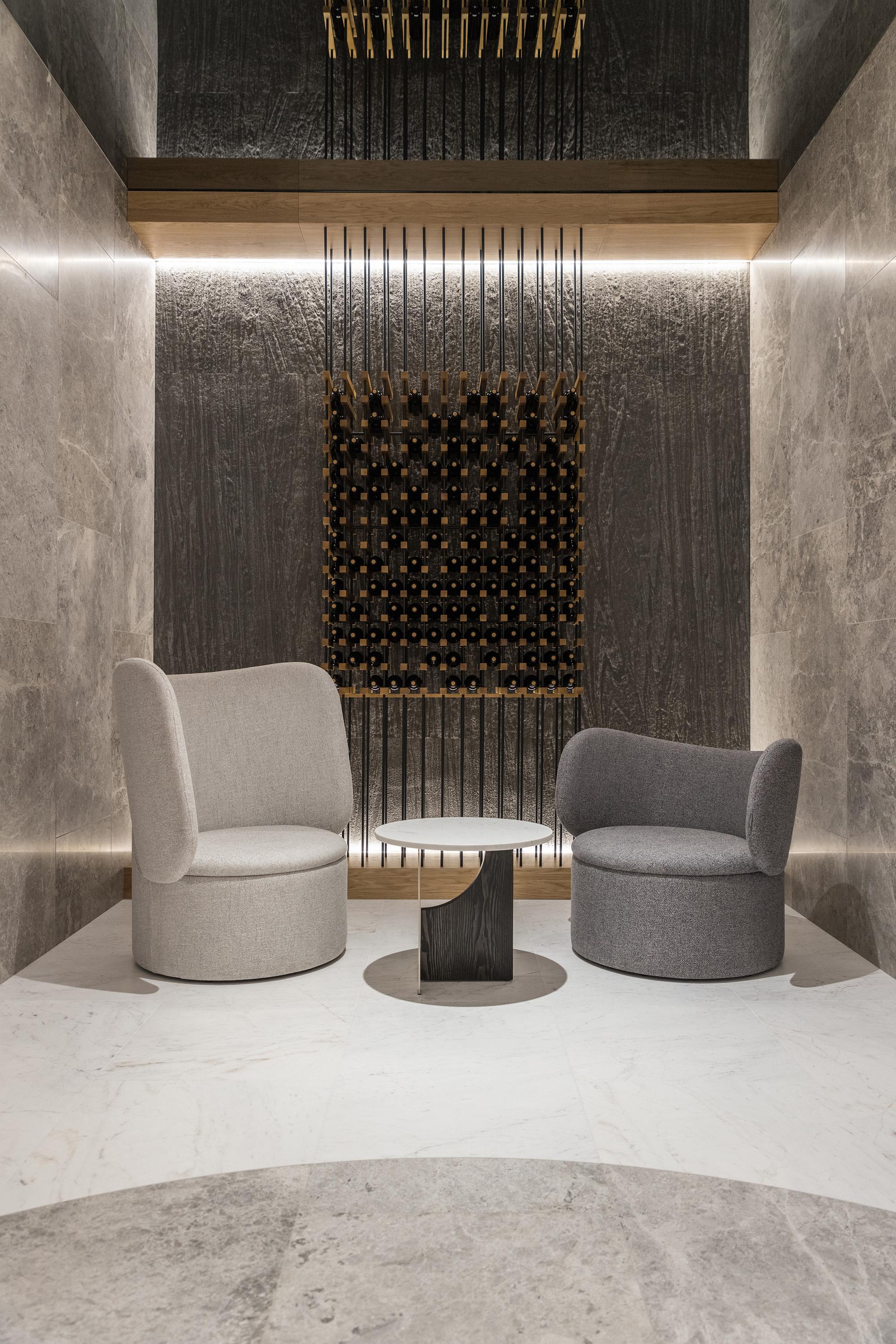 https://a.1stdibscdn.com/set-of-3-marble-tables-in-custom-wood-and-metal-finishes-for-sale-picture-2/f_27693/f_307803021665370752774/Alexandra_COBRA_armchair_03_master.jpg