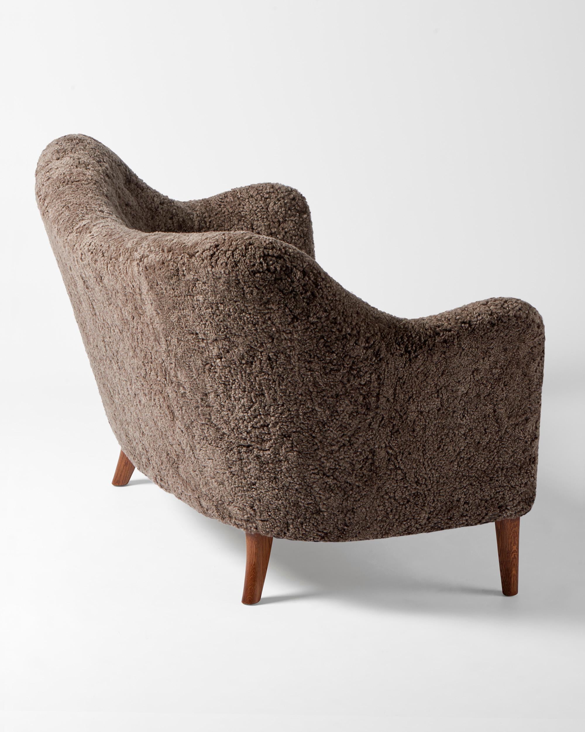 https://a.1stdibscdn.com/sheepskin-sofa-by-alfred-christensen-c1950s-for-sale-picture-5/f_13332/f_448865121746459303271/Alfred_Christiansen_185_Sofa5397_r1_crop_2000x2500px_copy_master.jpg
