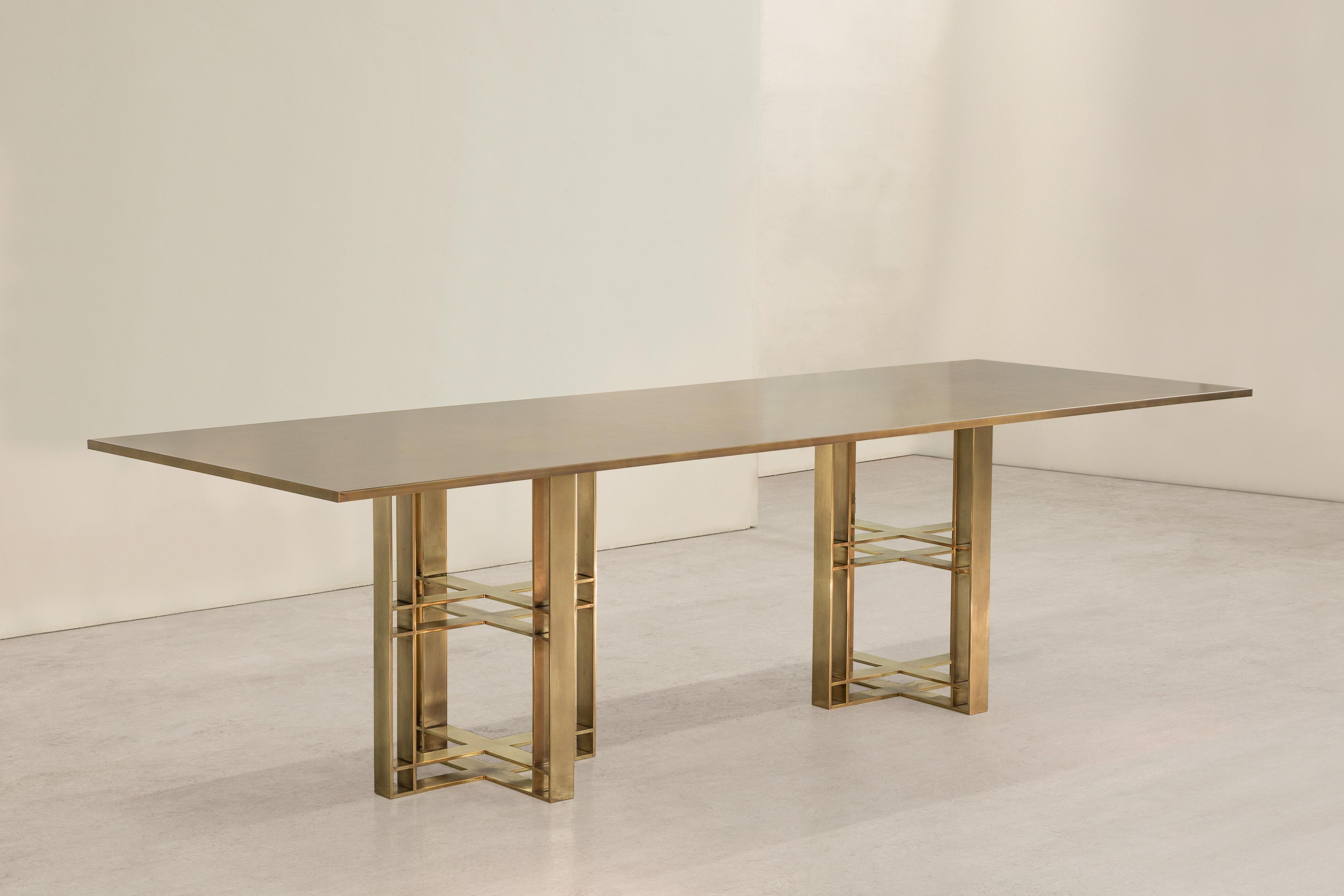 https://a.1stdibscdn.com/athwart-dining-table-all-patinated-brass-made-in-britain-for-sale-picture-3/f_25883/f_274701921679922833140/All_Brass_Athwart_4_master.jpg