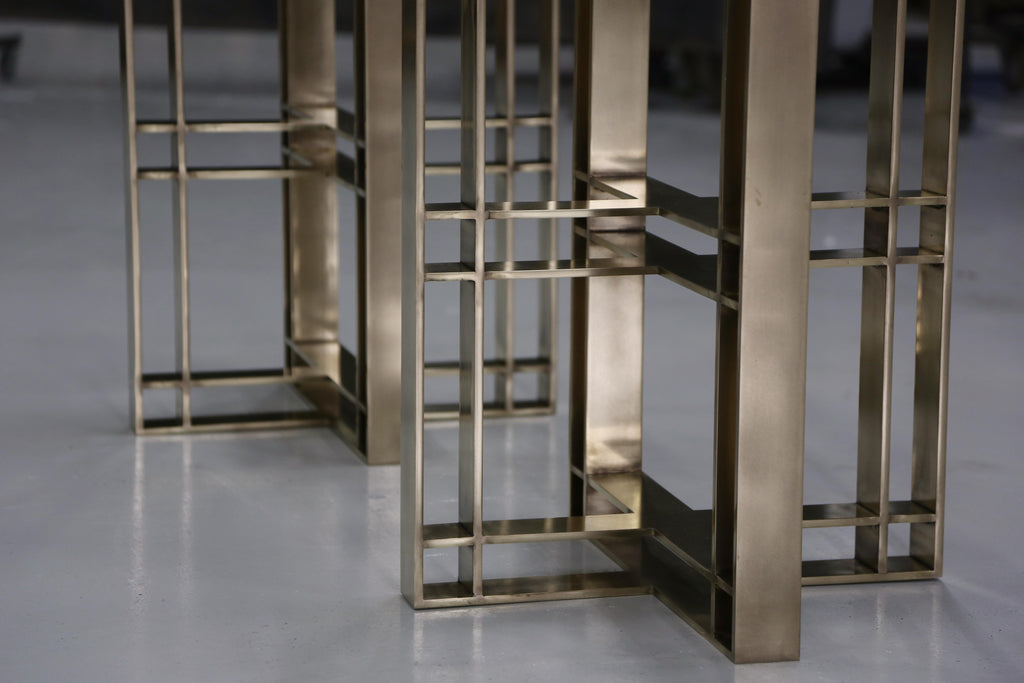 https://a.1stdibscdn.com/athwart-dining-table-all-patinated-brass-made-in-britain-for-sale-picture-5/f_25883/f_274701921679922838923/All_Brass_Athwart_6_master.JPG