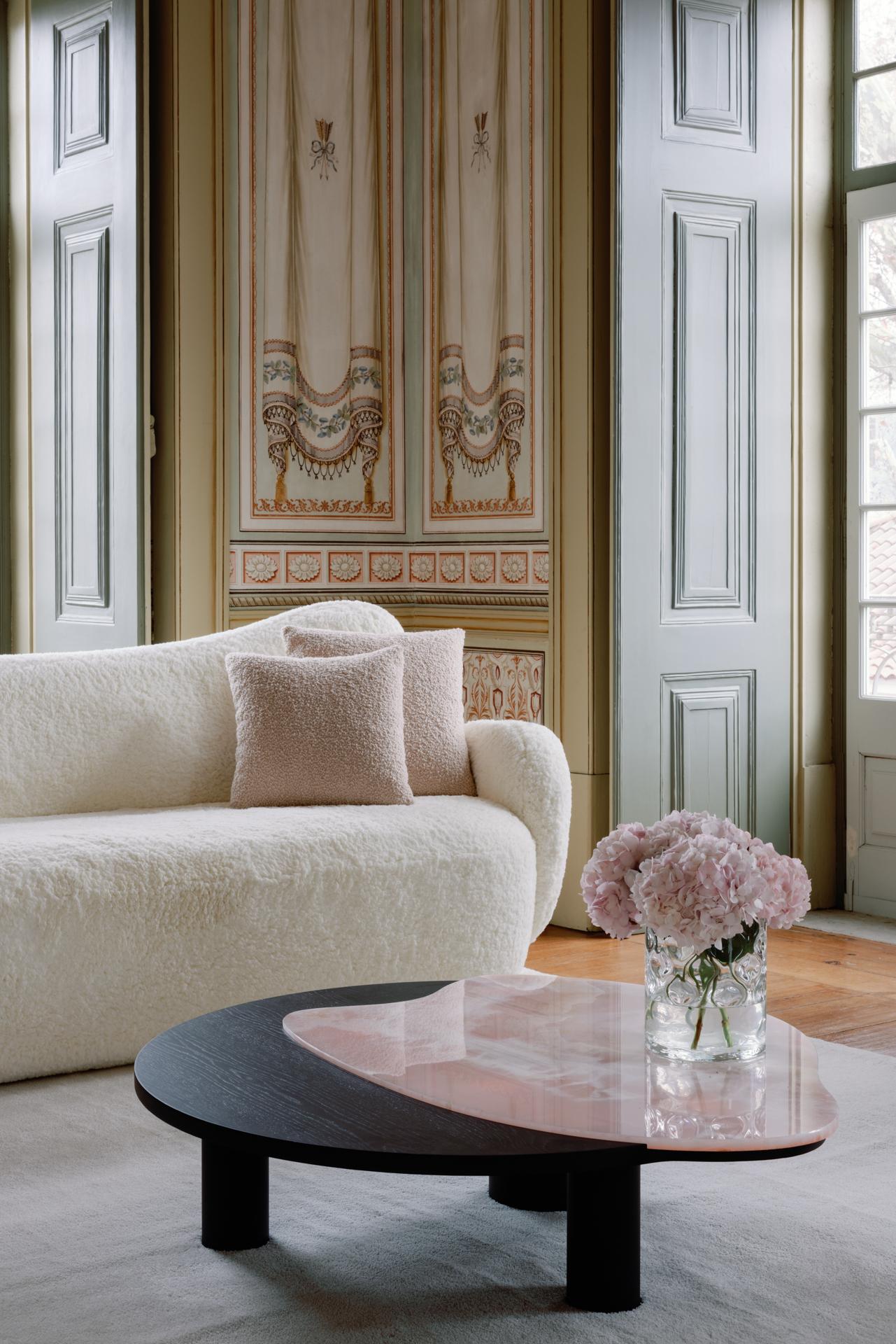 https://a.1stdibscdn.com/modern-conchula-curved-sofa-ivory-boucle-handmade-in-portugal-by-greenapple-for-sale-picture-5/f_53532/f_398028521716227537836/Ambiente_525_13__master.jpeg