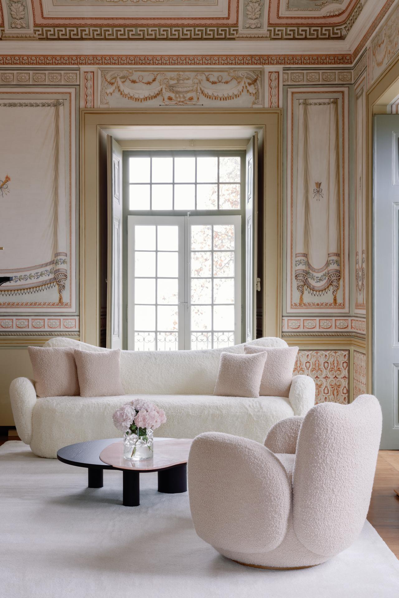 https://a.1stdibscdn.com/modern-conchula-curved-sofa-ivory-boucle-handmade-in-portugal-by-greenapple-for-sale-picture-4/f_53532/f_398028521716227536858/Ambiente_525_9__master.jpeg