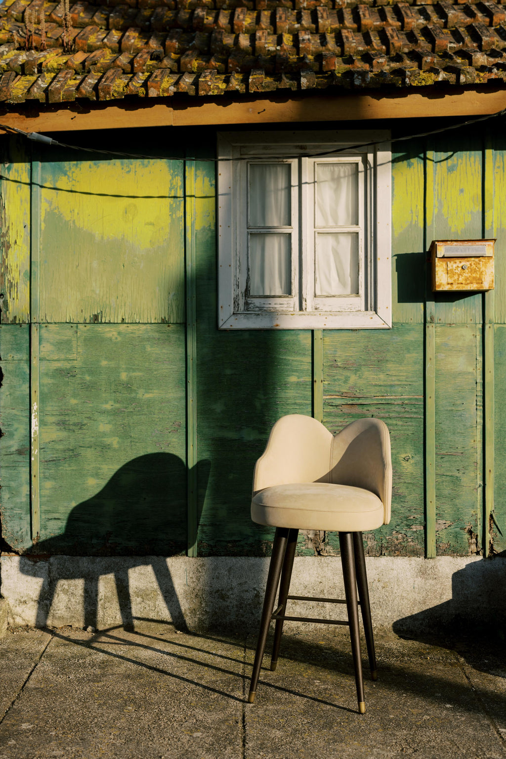 https://a.1stdibscdn.com/mid-century-modern-mary-swivel-bar-stools-leather-brass-handmade-by-greenapple-for-sale-picture-5/f_53532/f_441889821742833675780/Ambiente_837_12__master.jpg