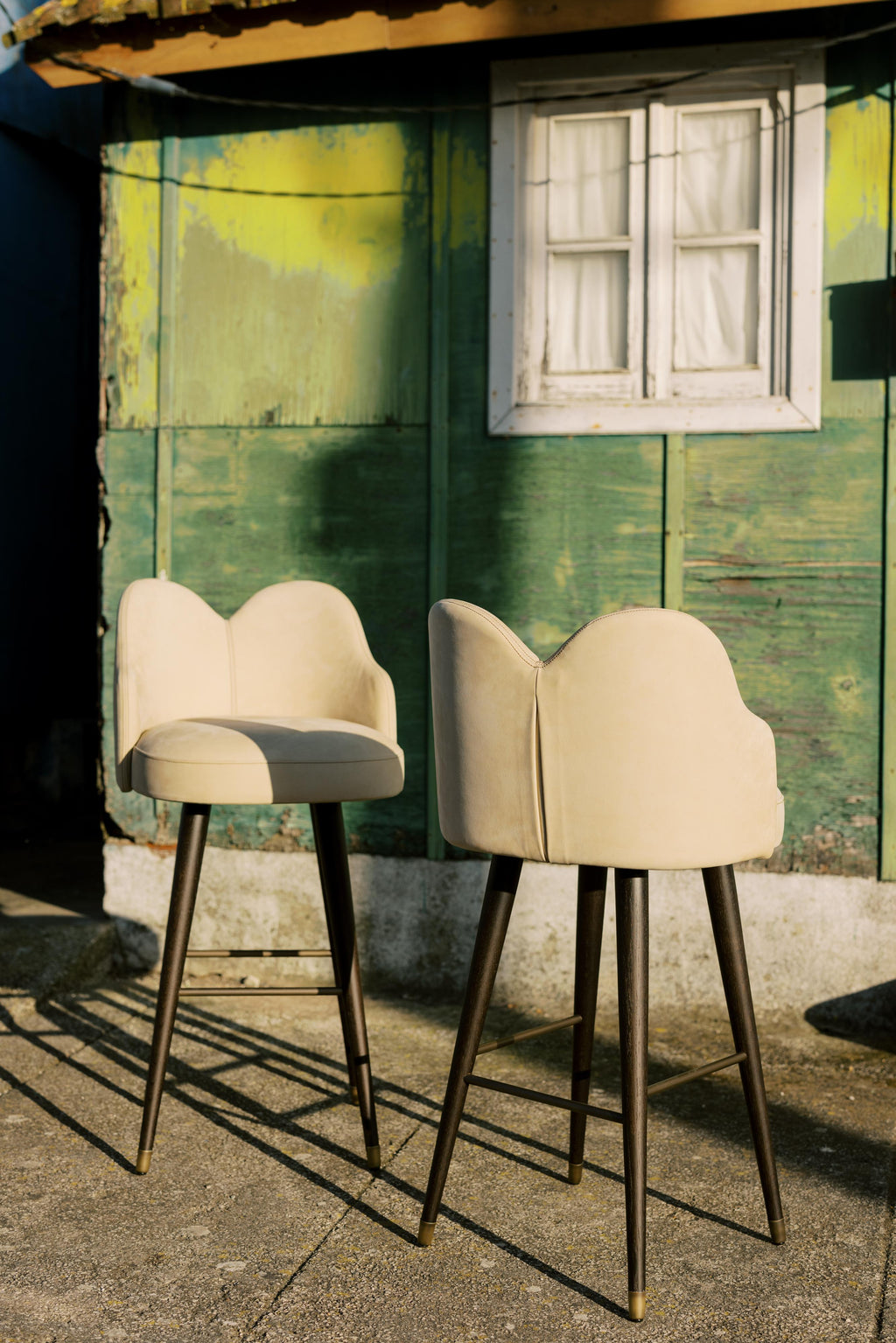 https://a.1stdibscdn.com/modern-mary-swivel-bar-stools-leather-brass-handmade-portugal-by-greenapple-for-sale-picture-5/f_53532/f_363635221716211287611/Ambiente_837_8__master.jpg